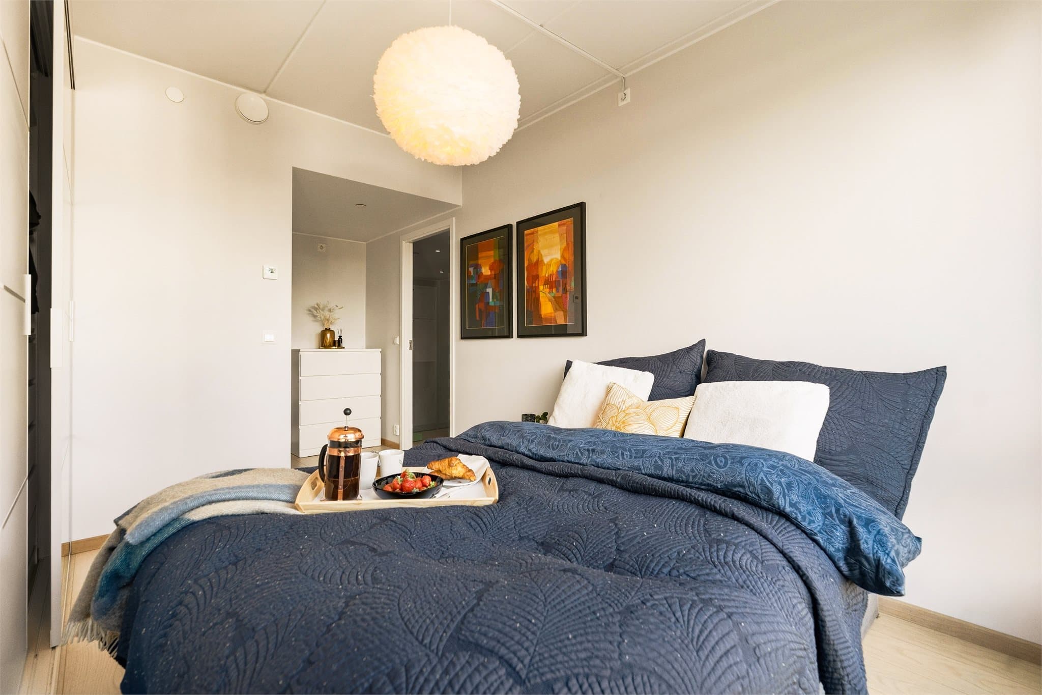 Romslig størrelse med skyvedørsgarderobe og inngang til eget bad.