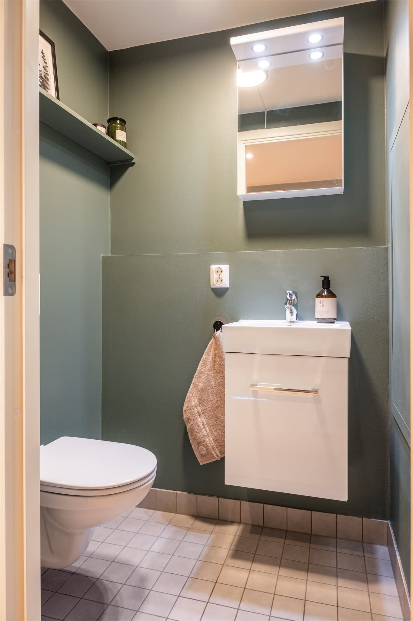 Praktisk separat toalettrom.