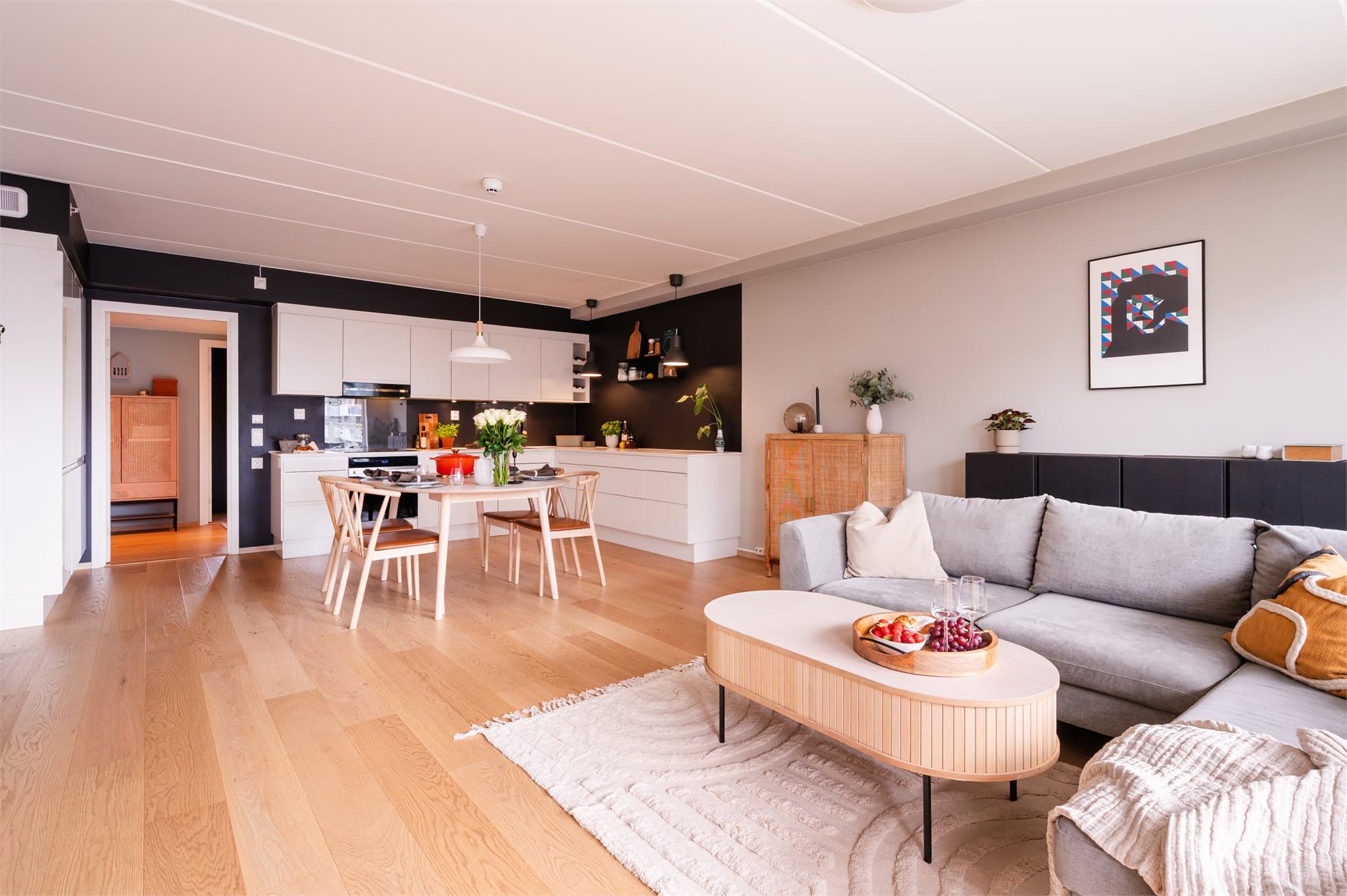 Enstav eikeparkett på gulvene.