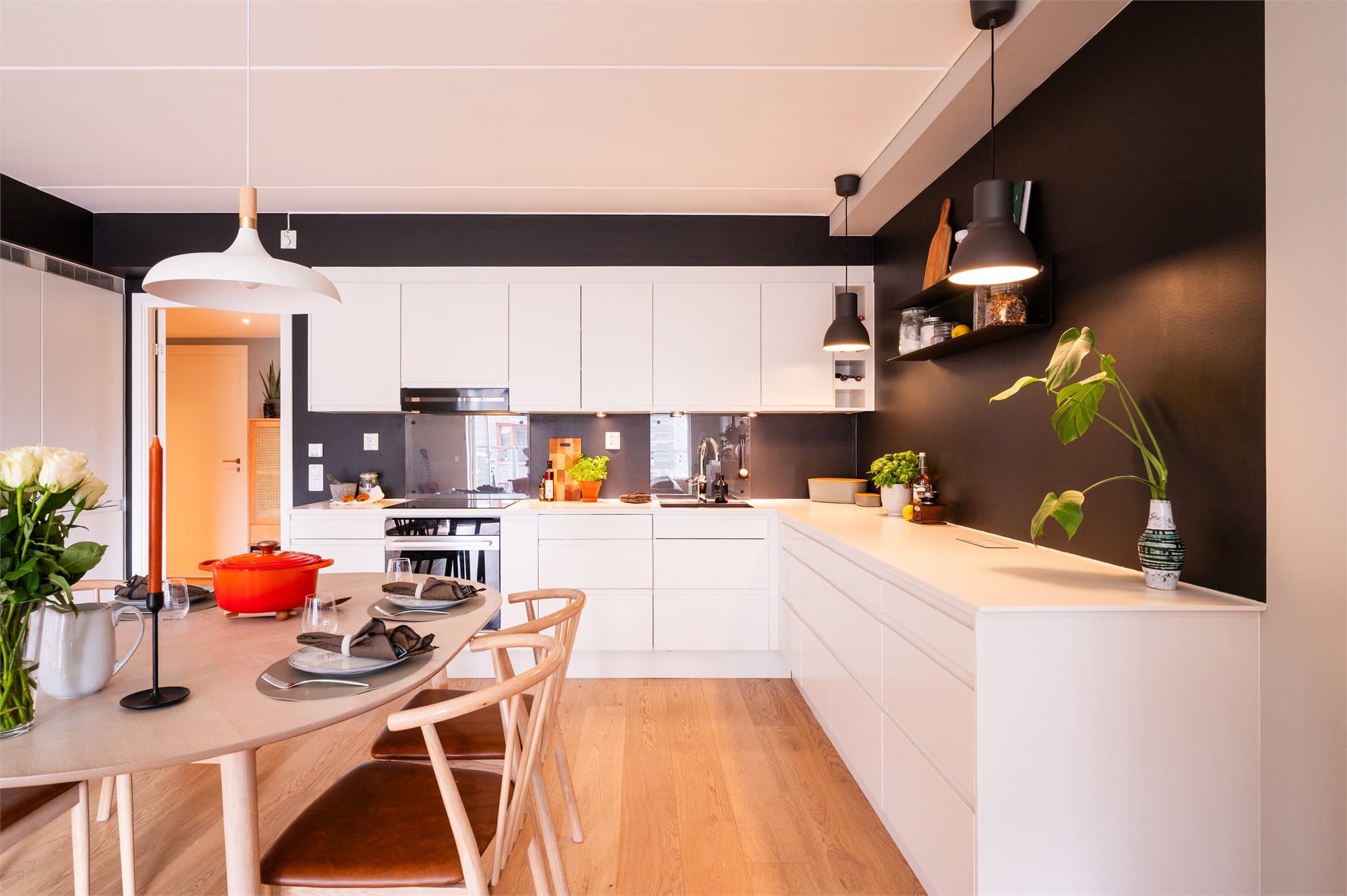 Pent og velutstyrt kjøkken med gode arbeidsflater og godt med lagringsplass.