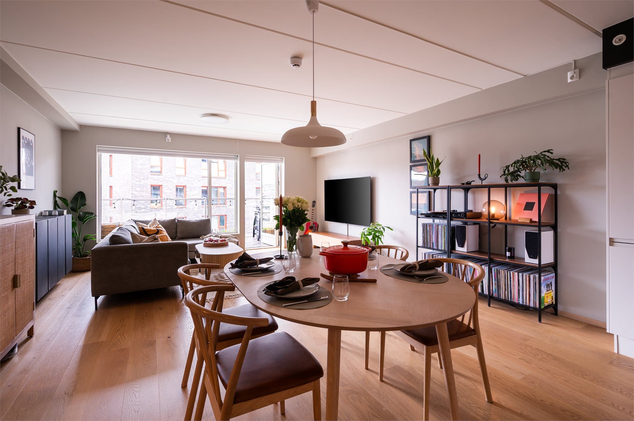 Dette er en stilren og moderne 4-roms selveierleilighet i byggets 5. etasje med heisadkomst.