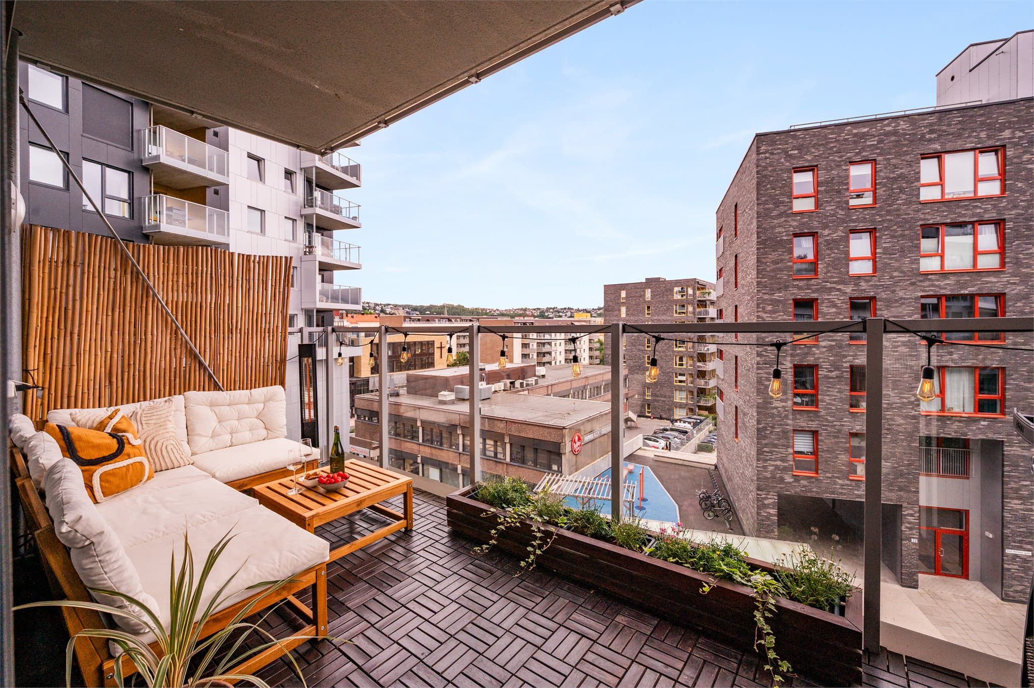 Balkongen er romslig, har gode solforhold og fine soner for innredning og beplantning.