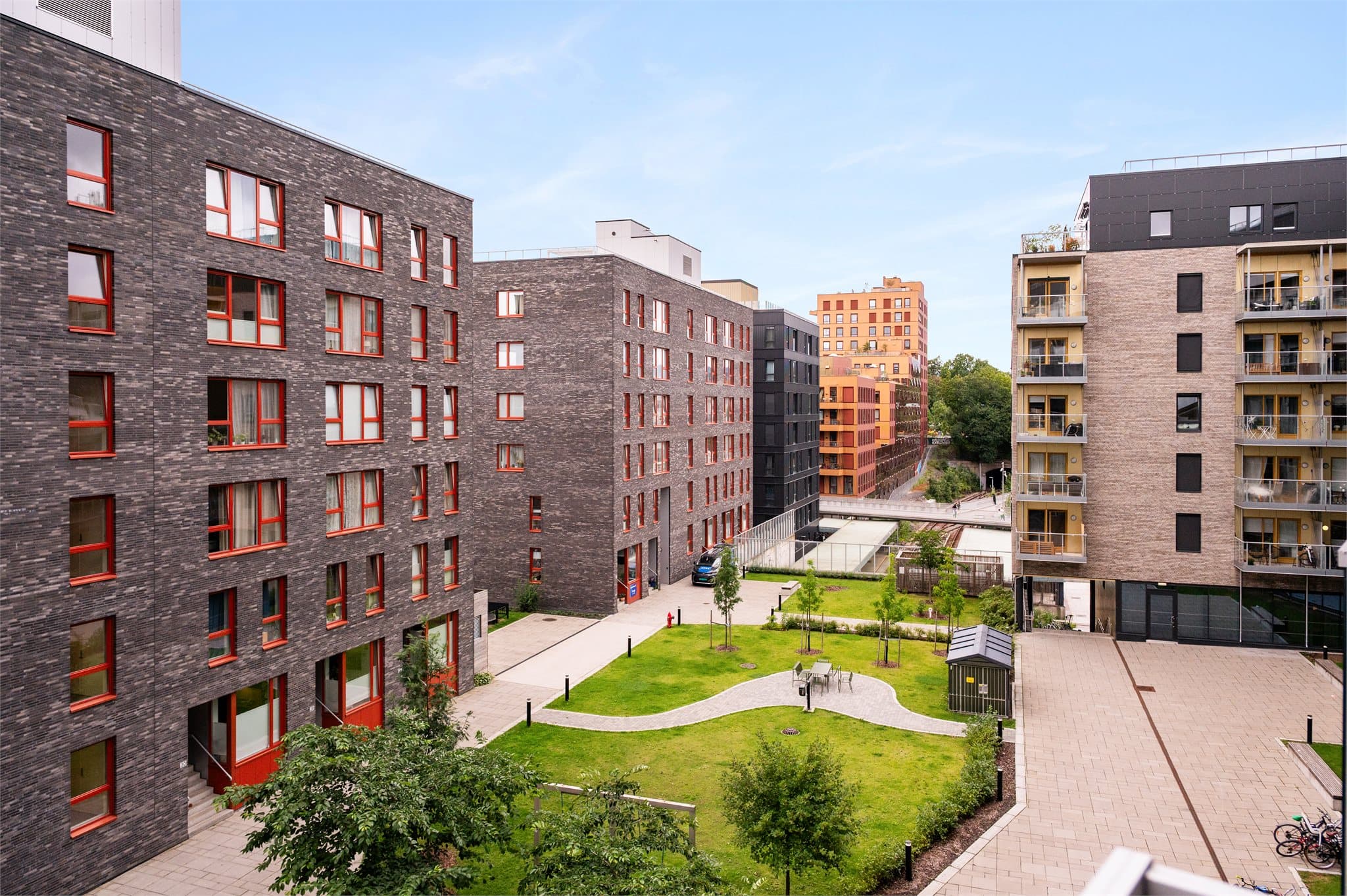 Her bor du midt i en av Oslos mest spennende bydeler, som de siste årene har gjennomgått en omfattende forvandling fra industriområde til moderne boligby.