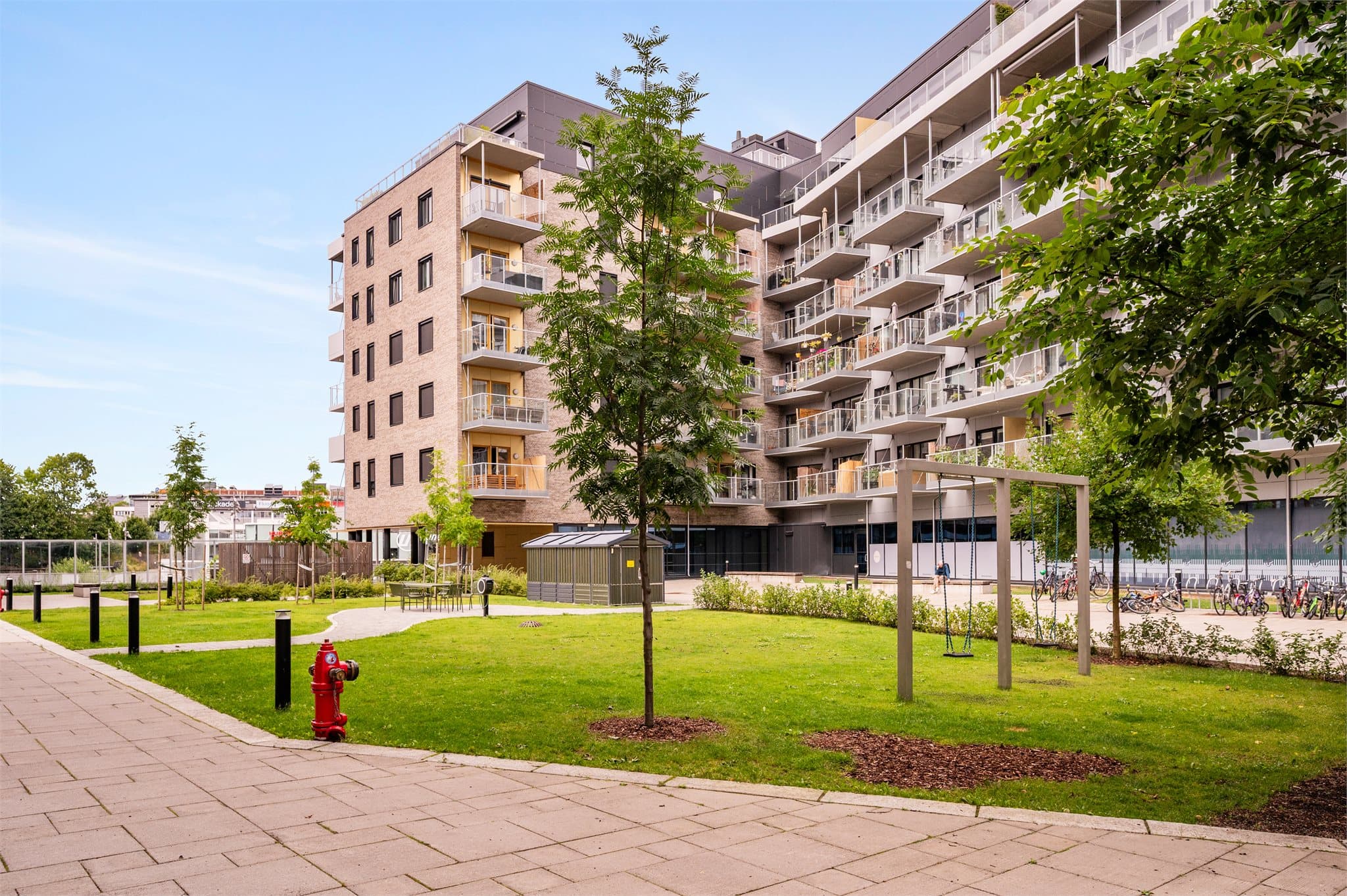 Ensjøveien 21 byr på en beliggenhet som kombinerer urbant byliv med nærhet til rekreasjon.