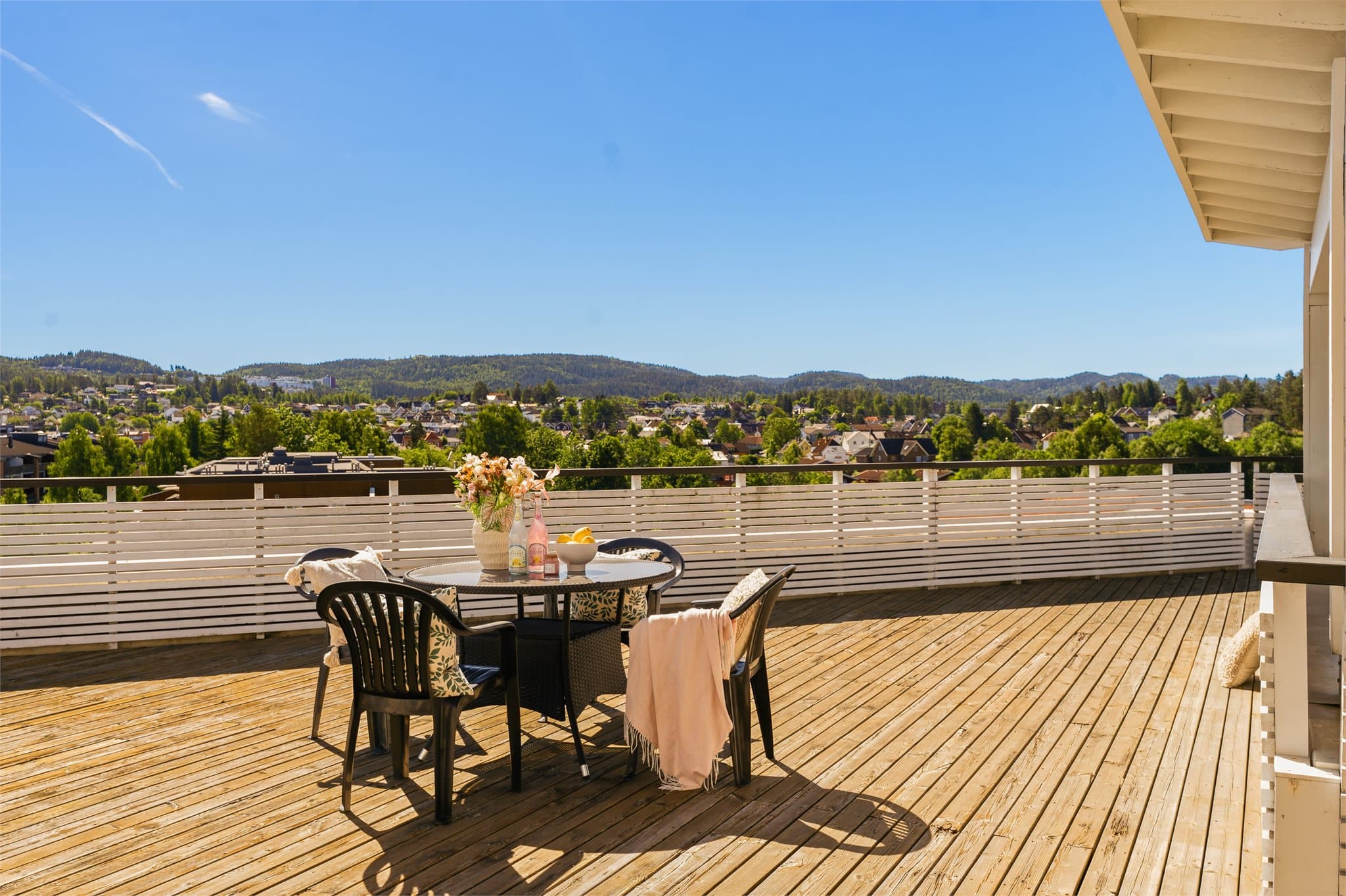 Borettslaget har en felles takterrasse som kan benyttes av beboerne - et flott sted å nyte varme sommerdager.