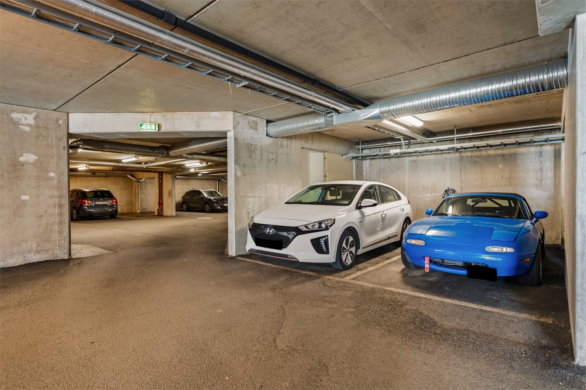 Det følger med 2 stk parkeringsplasser i garasjen.