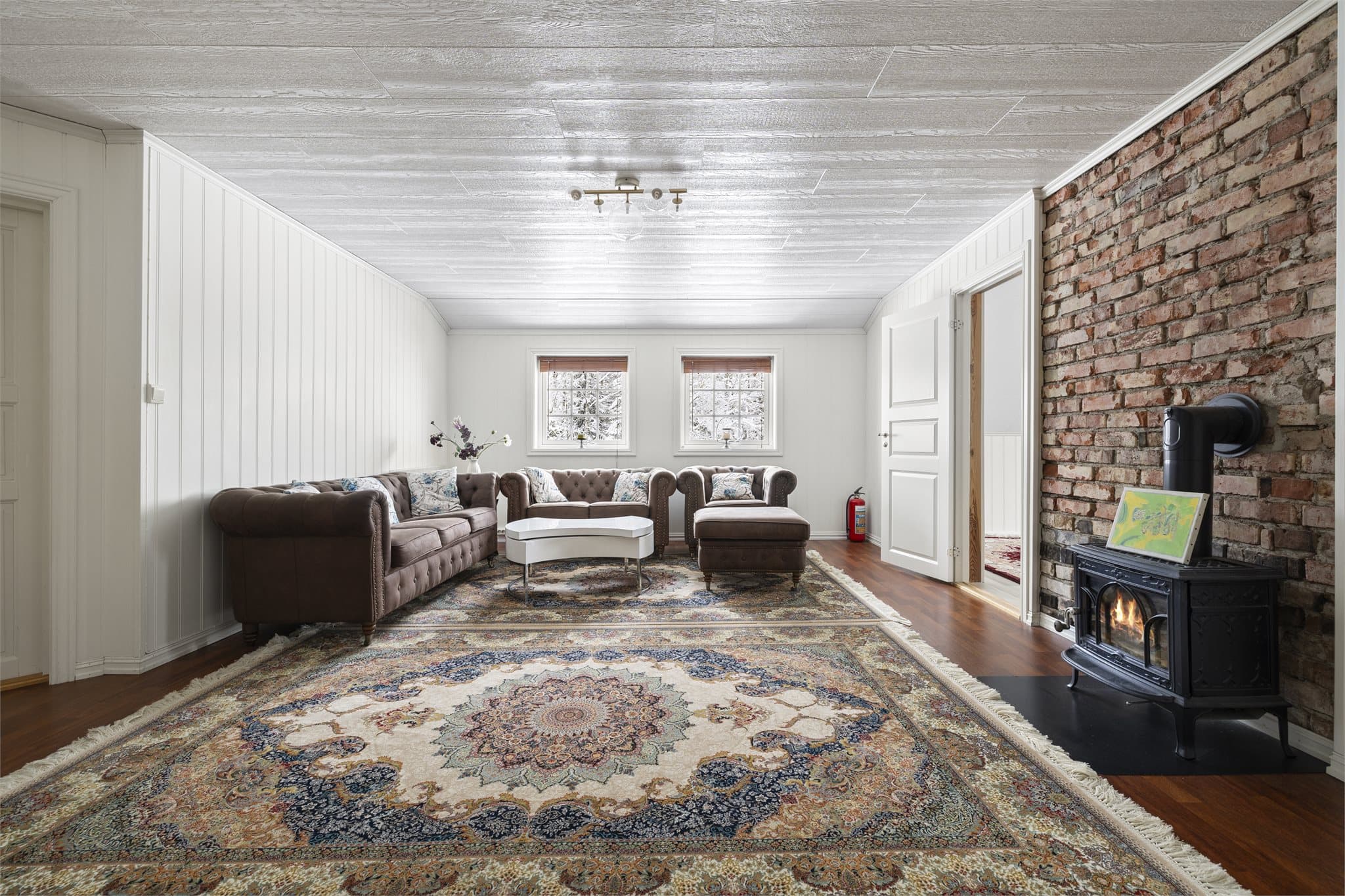 Også her er det en vedovn, som gir en lun og god atmosfære.