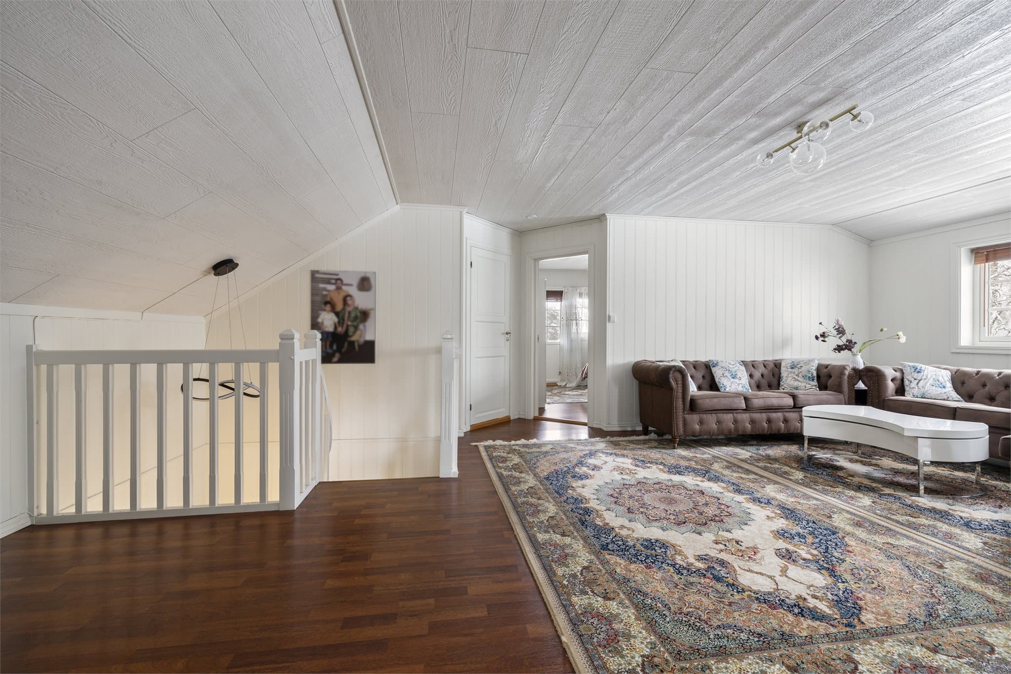 I andre etasje møtes du av en romslig stue med trapp.