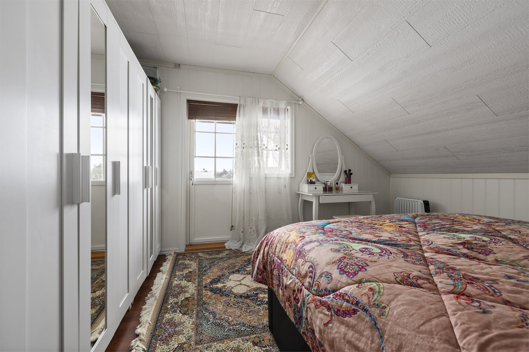 Fra dette soverommet er det utgang til en balkong på ca. 11 m².