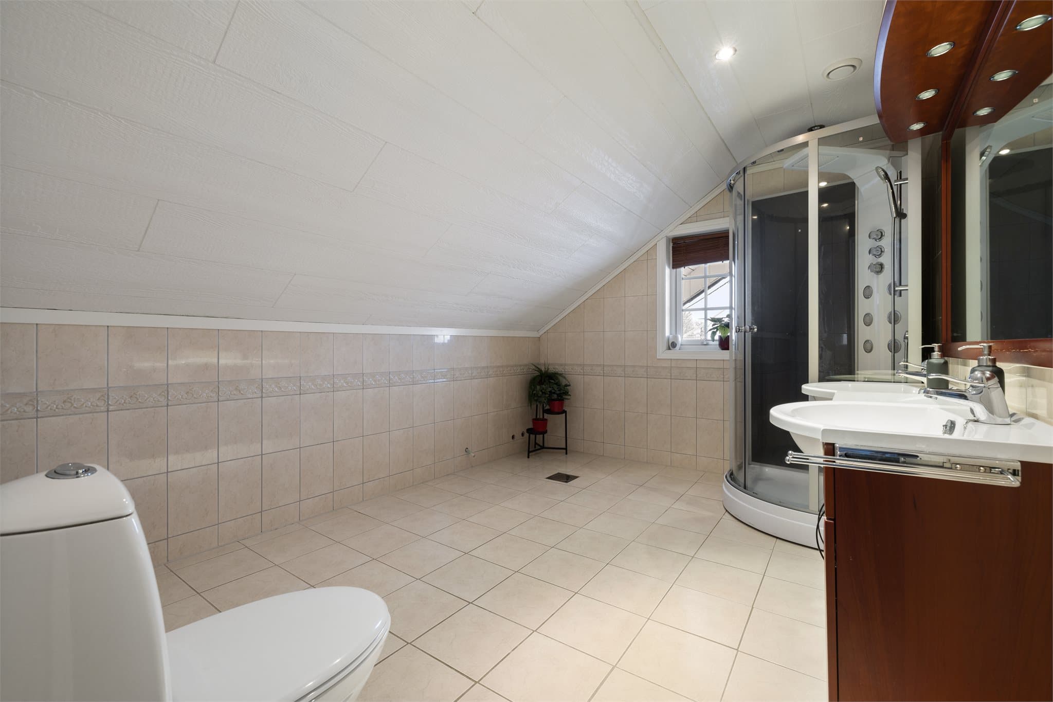 Badet på 9 m² er helfliset og har gulvvarme for økt komfort.