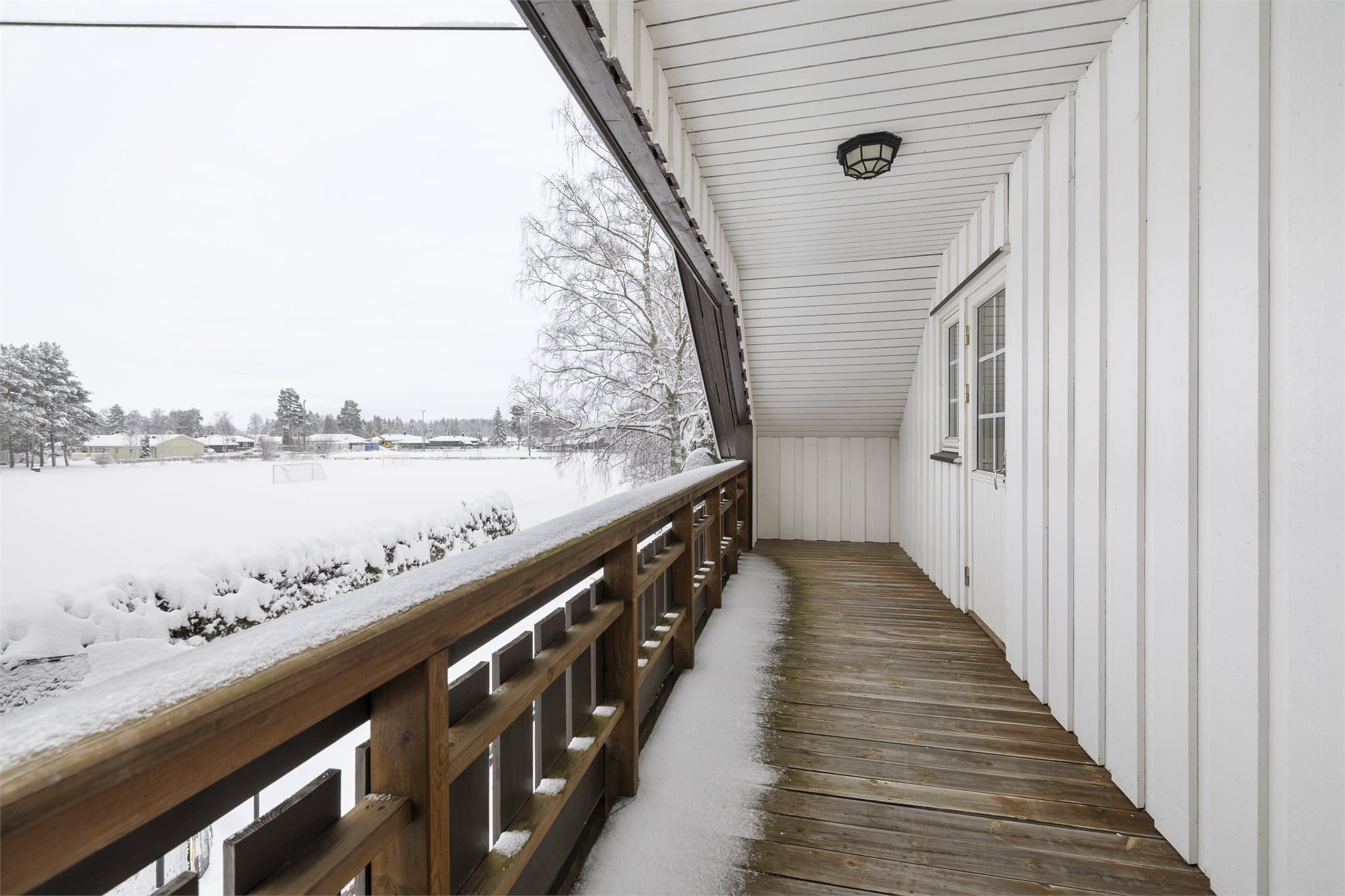 Balkongen i andre etasje gir en fin uteplass med oversikt over nærområdet.