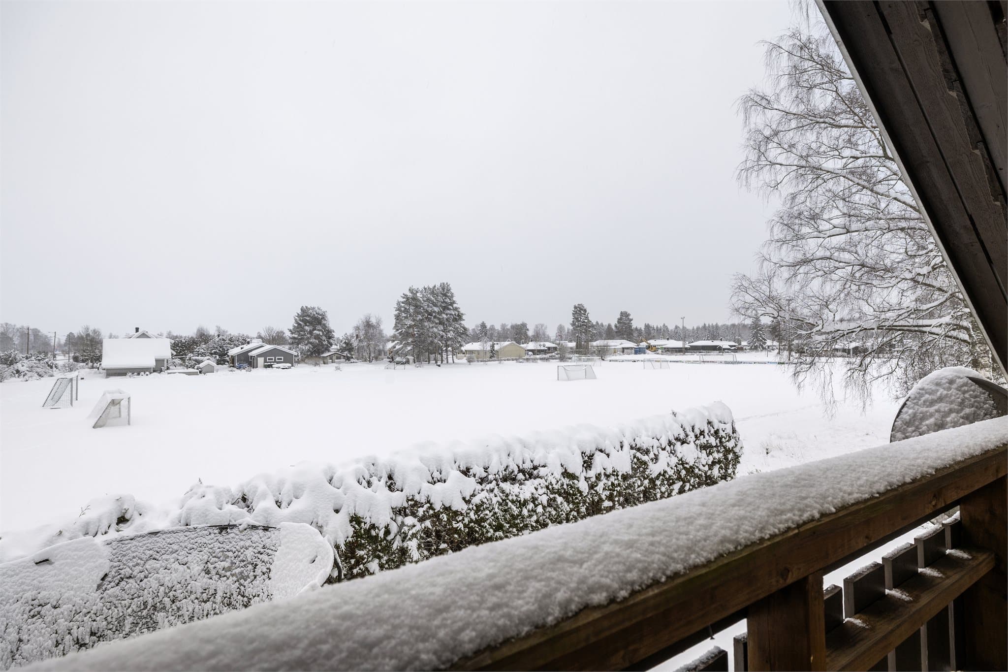 I umiddelbar nærhet ligger Fenstad stadion, perfekt for ballspill og fotball.