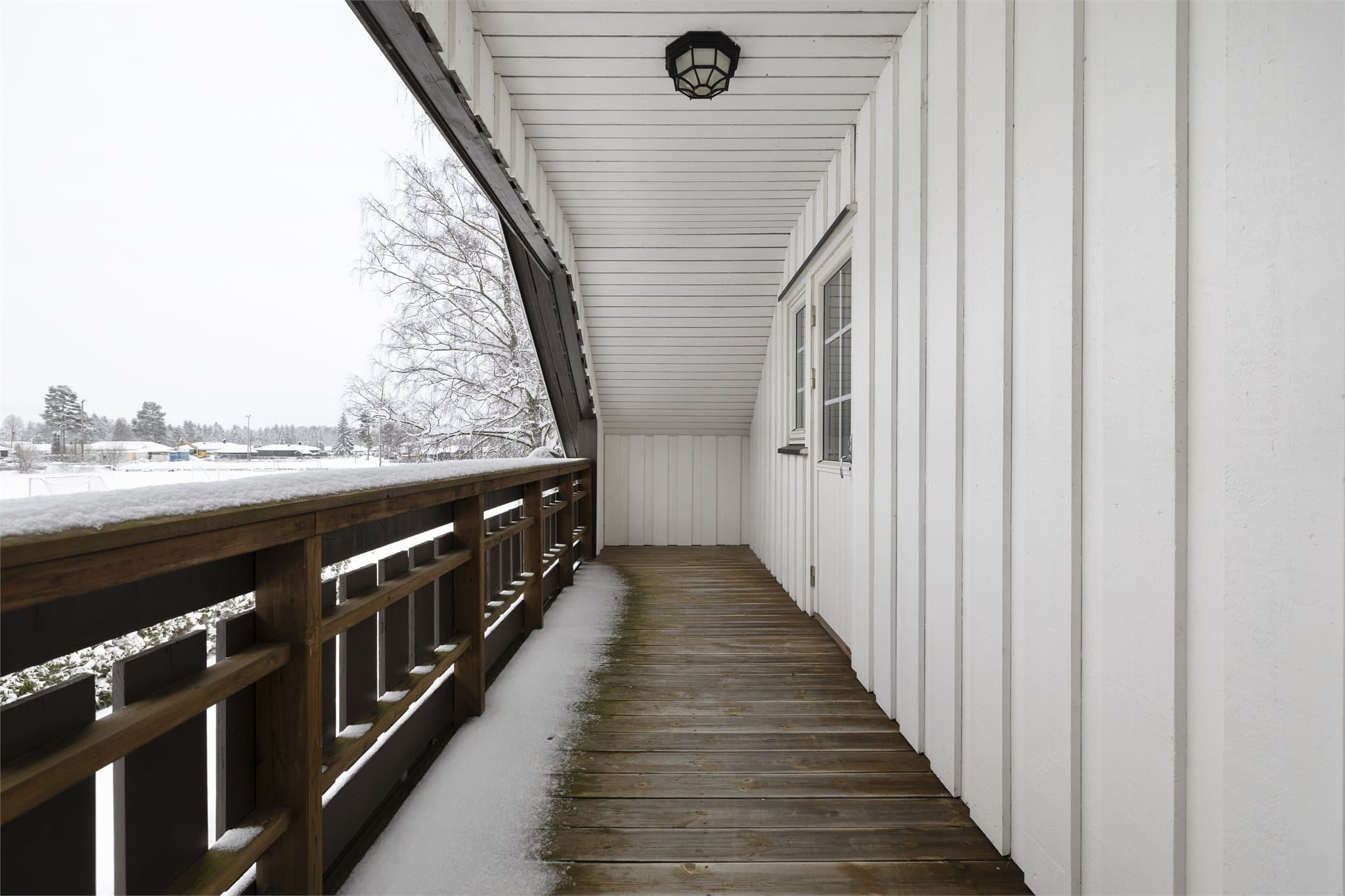 Deler av terrassen i første etasje har overbygg fra denne balkongen.