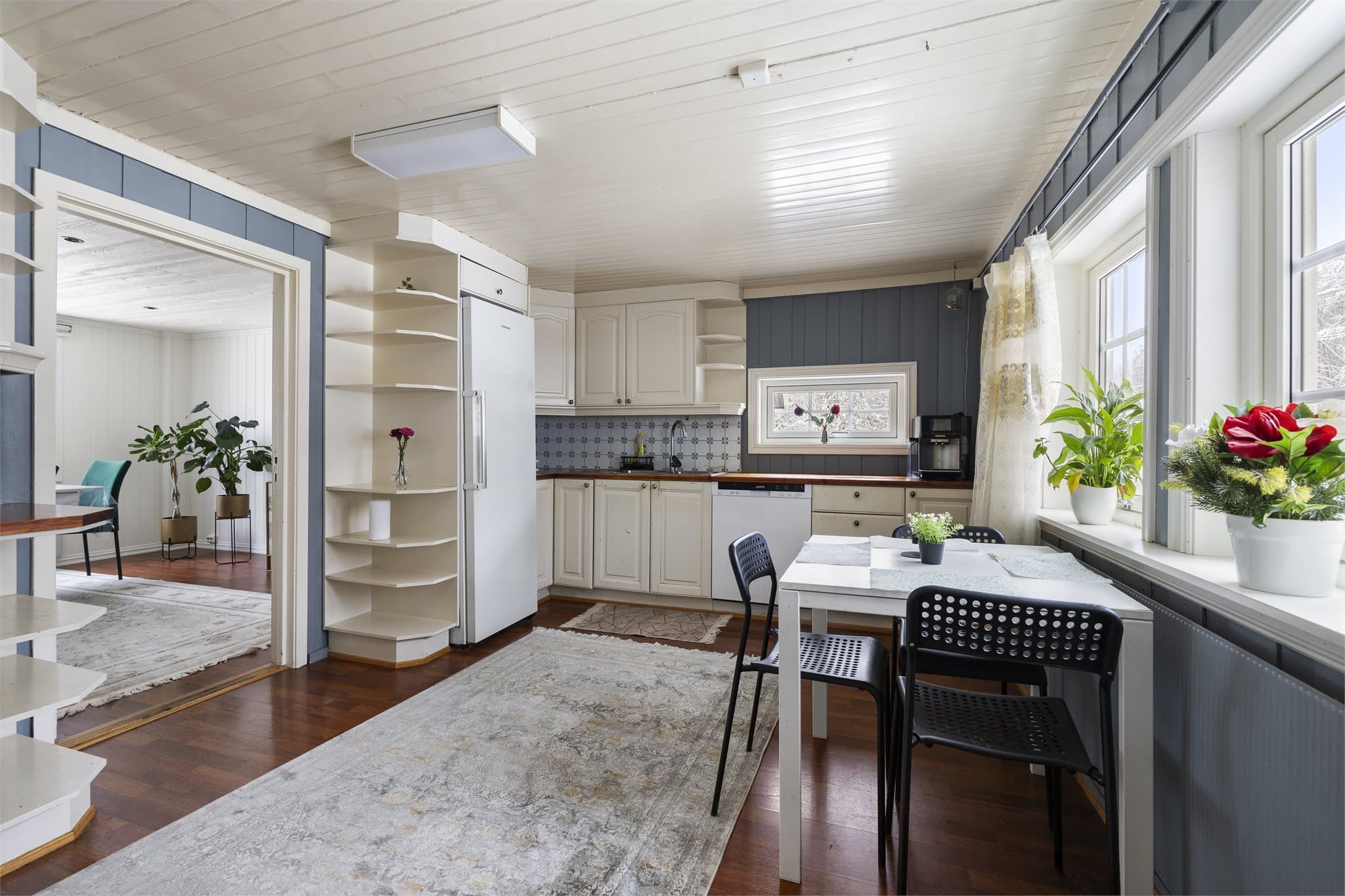 Kjøkkenet på 14 m² har en funksjonell innredning med profilerte fronter.