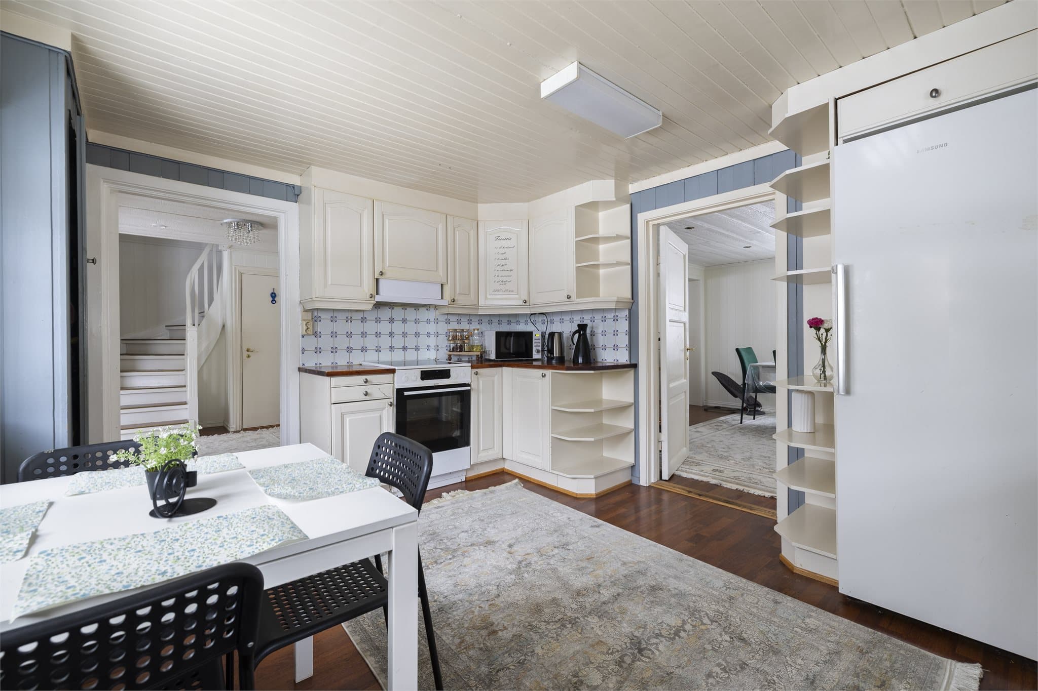 Rommet er utstyrt med kjøleskap, oppvaskmaskin, komfyr og kjøkkenventilator med avtrekk ut.