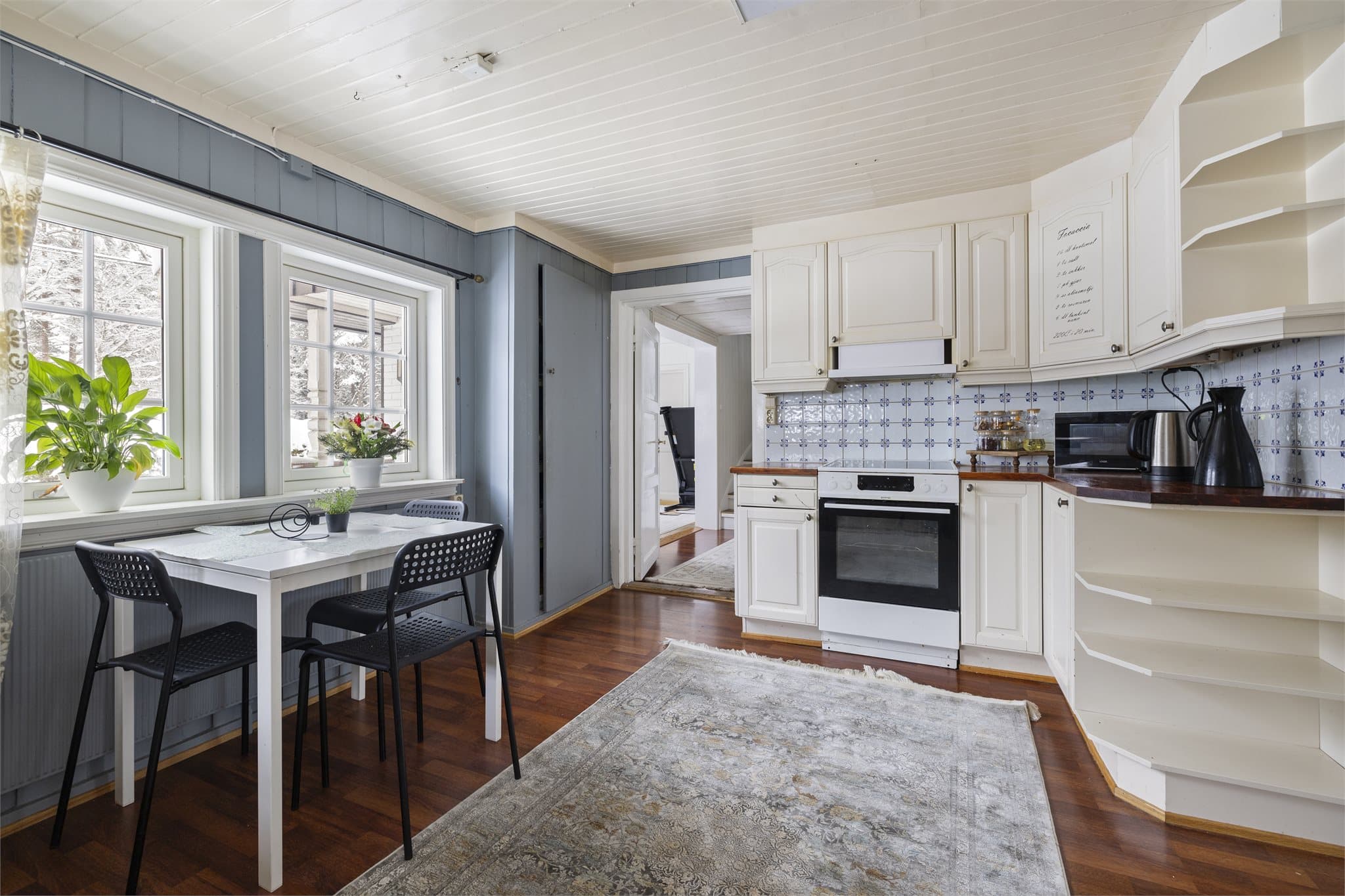 Det er god plass til en spiseplass ved vinduet for de raske måltidene.