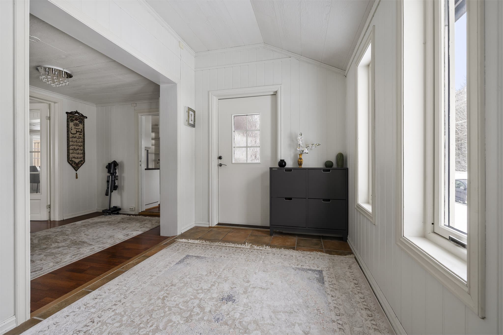 Fra den lyse entréen kommer du videre inn i boligens sentrale gang.