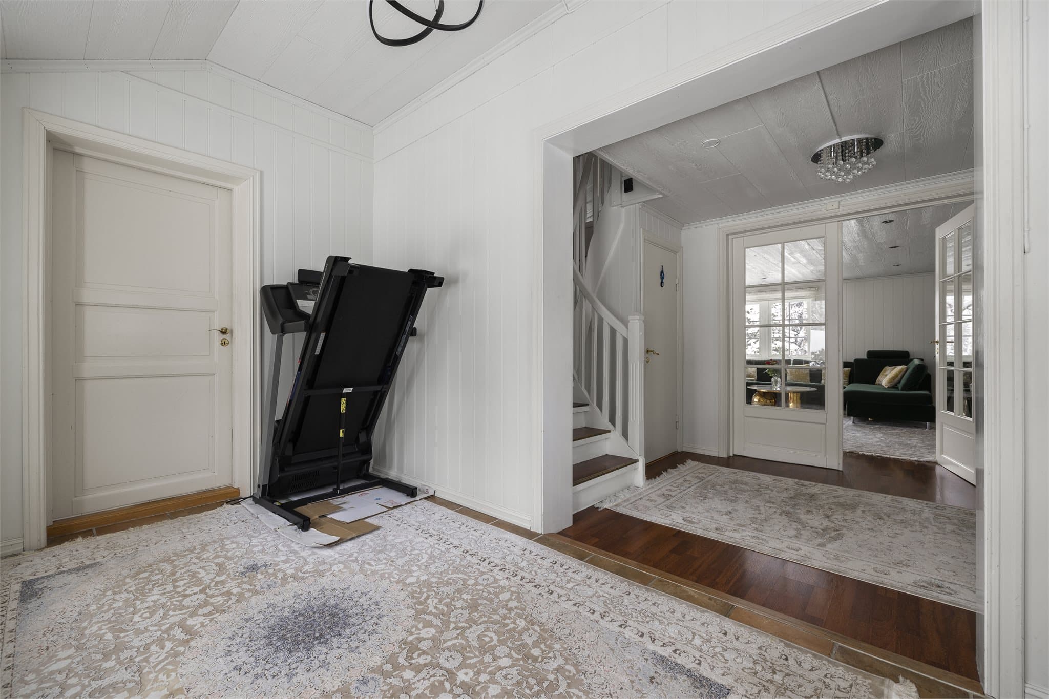 Den malte tretrappen binder de to etasjene elegant sammen.