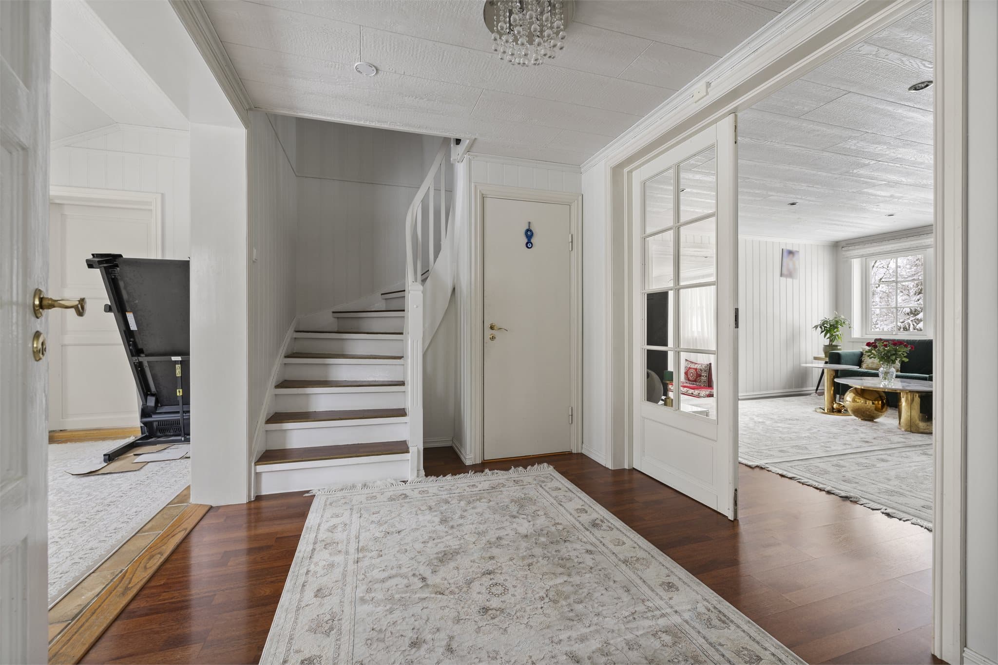 Gangen fungerer som et knutepunkt i første etasje, med trapp opp til andre etasje.