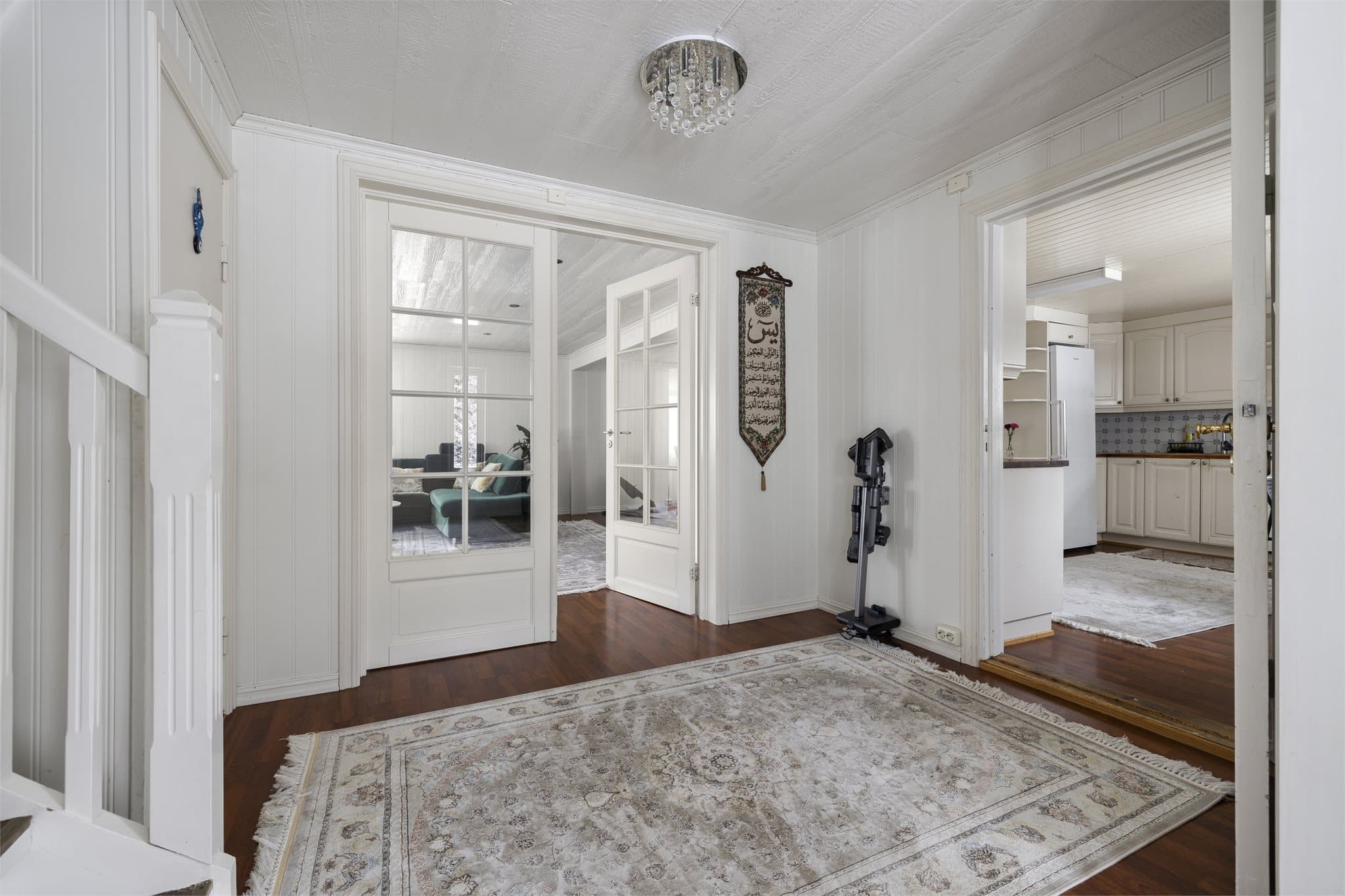 Herfra er det tilgang til både kjøkken og stuer, noe som gir en god flyt i etasjen.