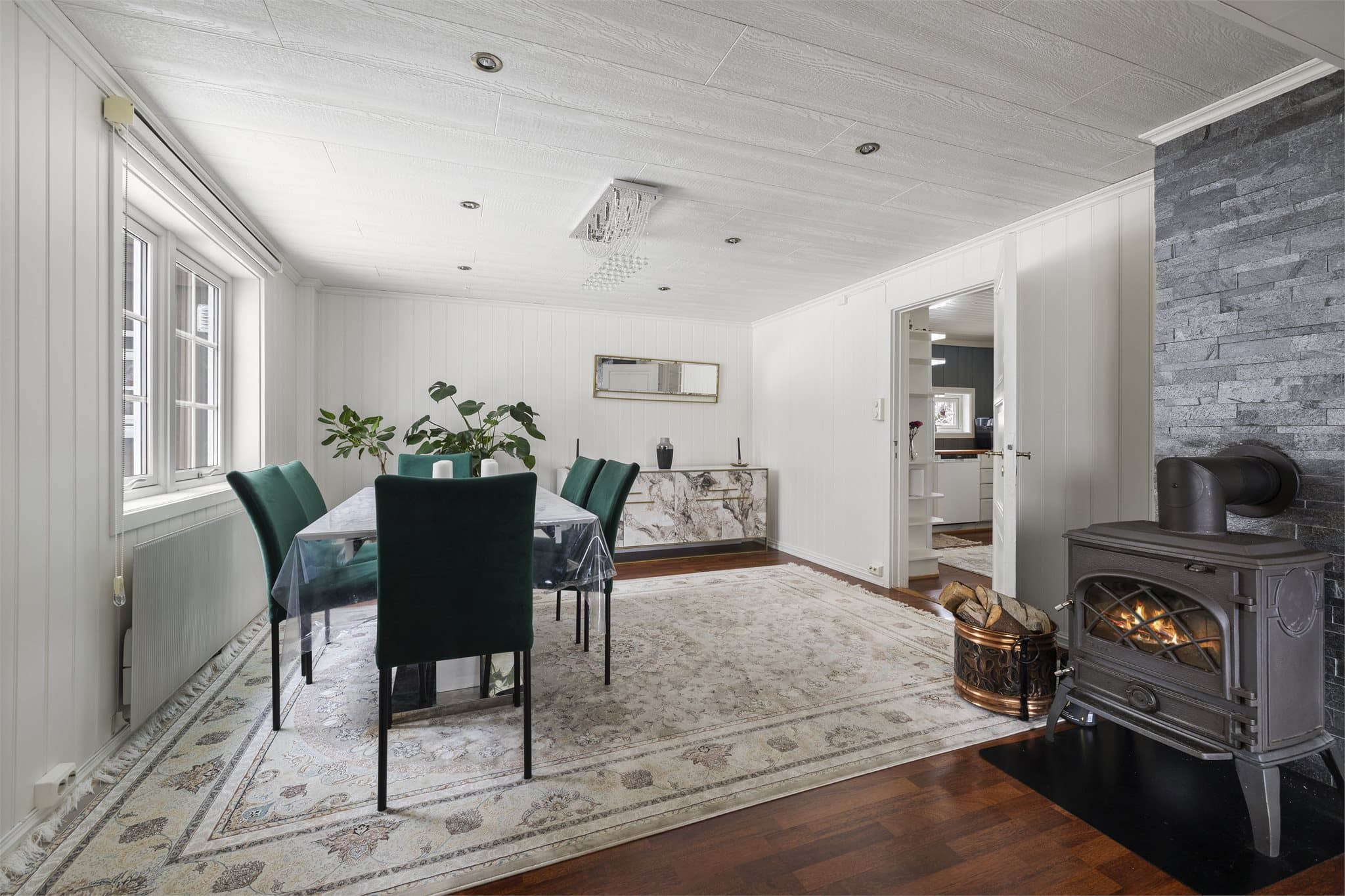 Spisestuen på 16 m² har god plass til langbord og en vedovn for ekstra varme.