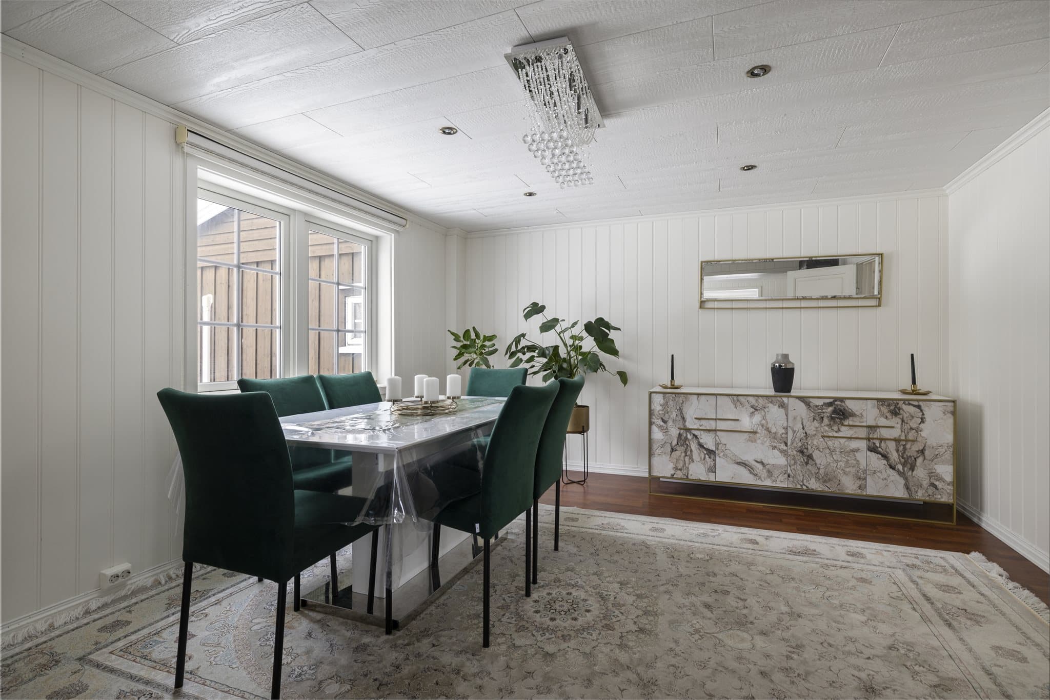 Rommet ligger i åpen forbindelse med TV-stuen, og hele huset ble malt innvendig i 2022.