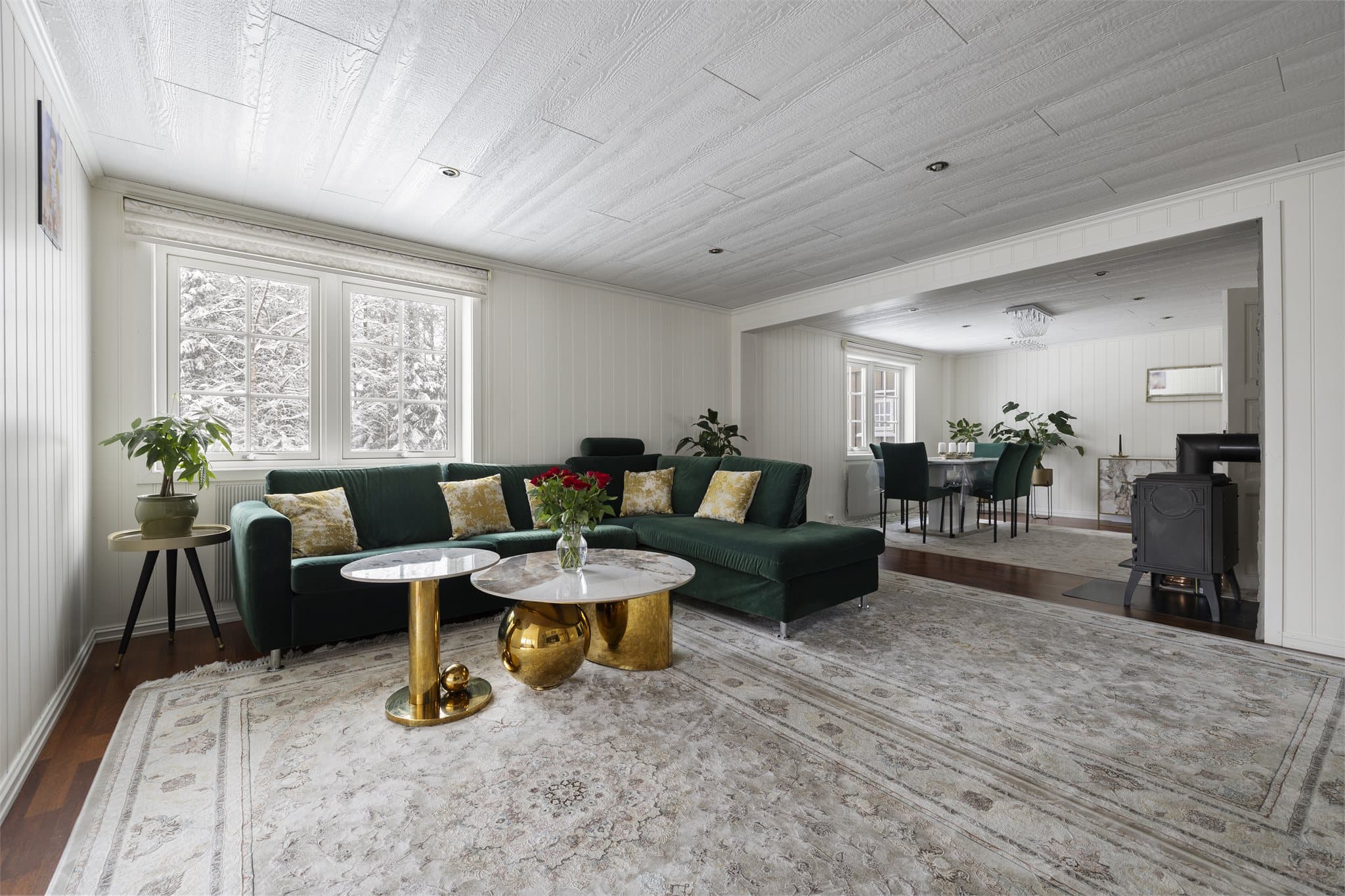 De store vindusflatene, de fleste fra 2016, slipper inn rikelig med dagslys.