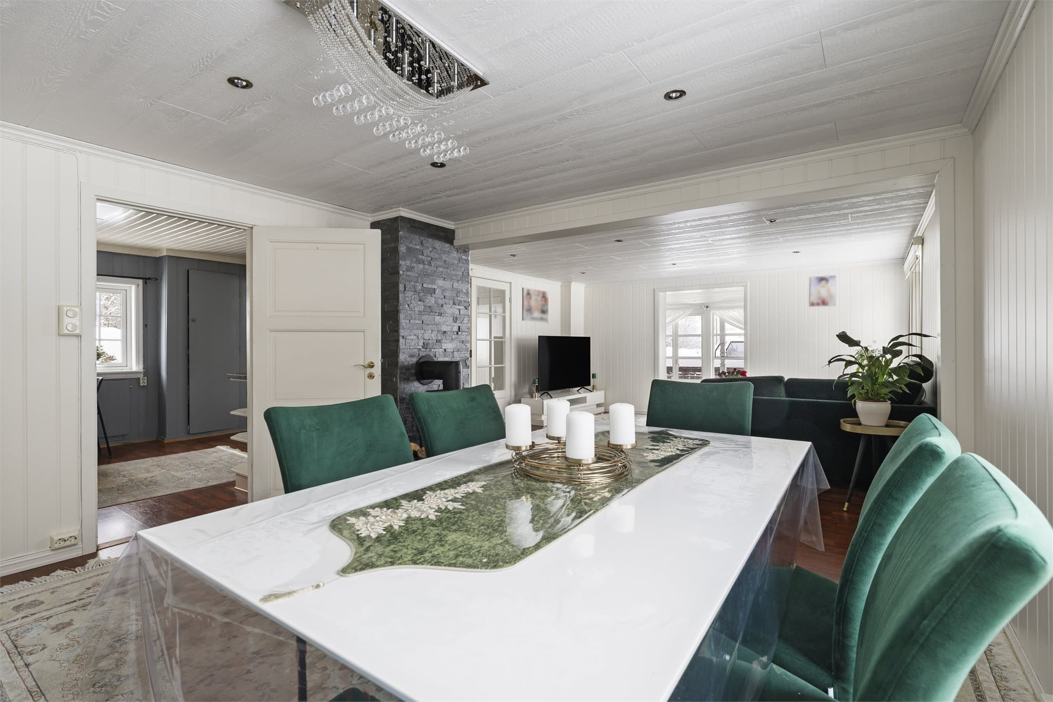 Den åpne løsningen mellom stuene skaper en sosial og luftig atmosfære.