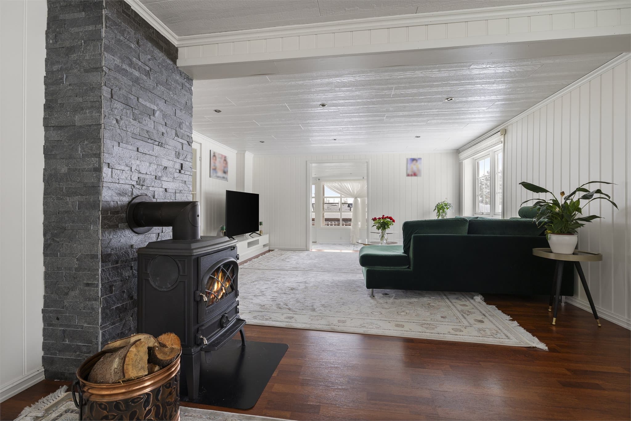 Vedovnen i spisestuen er plassert sentralt og gir varme til store deler av etasjen.