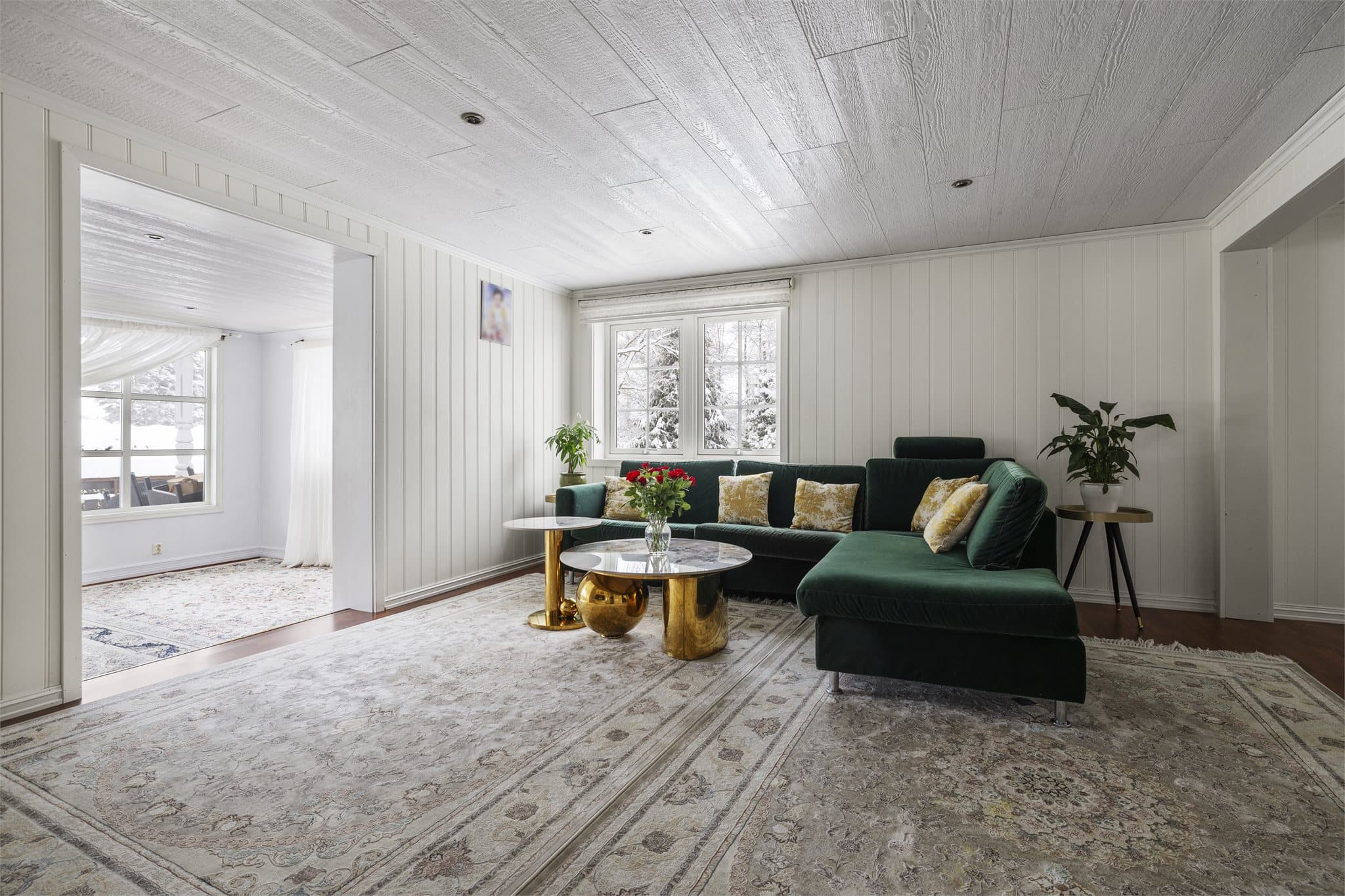 Rommene i første etasje har en sammenhengende flyt, fra kjøkken til stue.