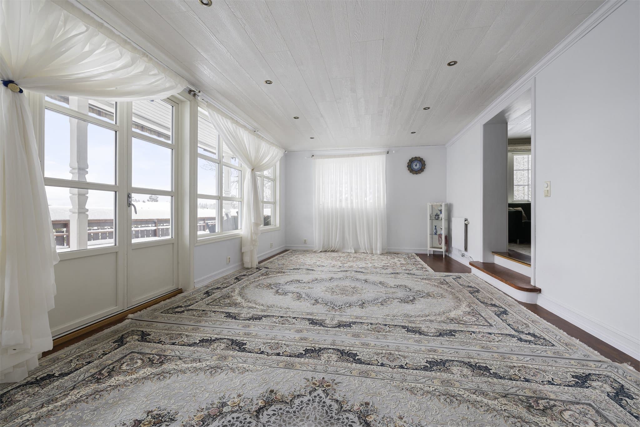 Fra stuen er det direkte utgang til en stor terrasse på ca. 62 m².