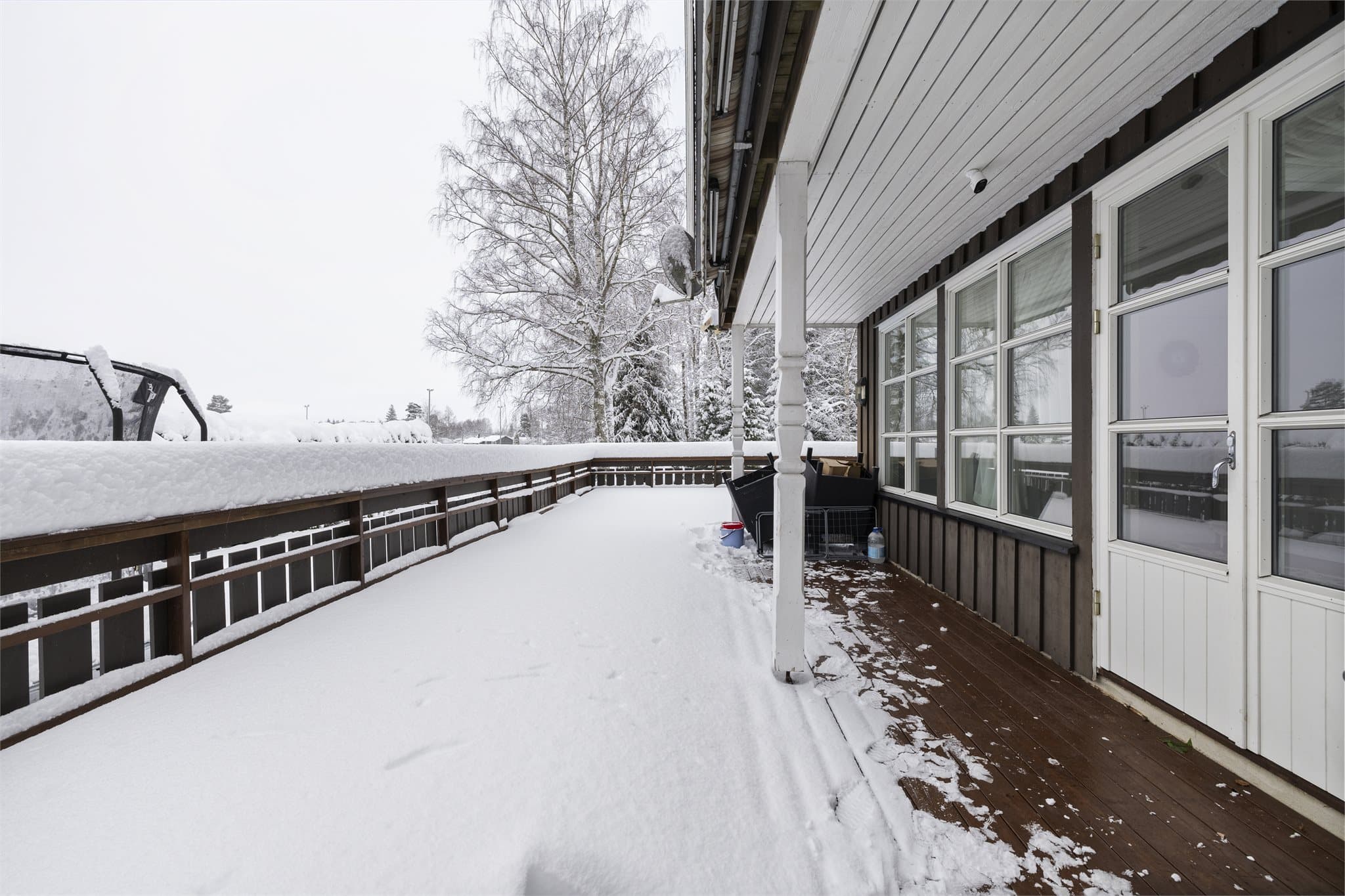 Den store terrassen i trekonstruksjon er en flott forlengelse av stuen.