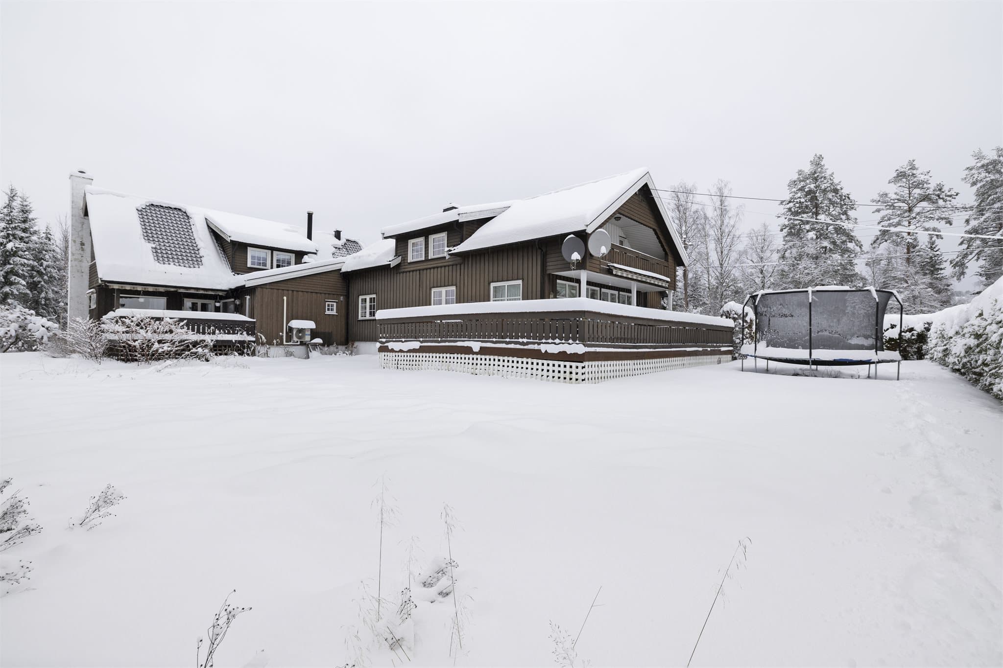 Tomten er opparbeidet med plen og gir rikelig med plass for lek og aktiviteter.