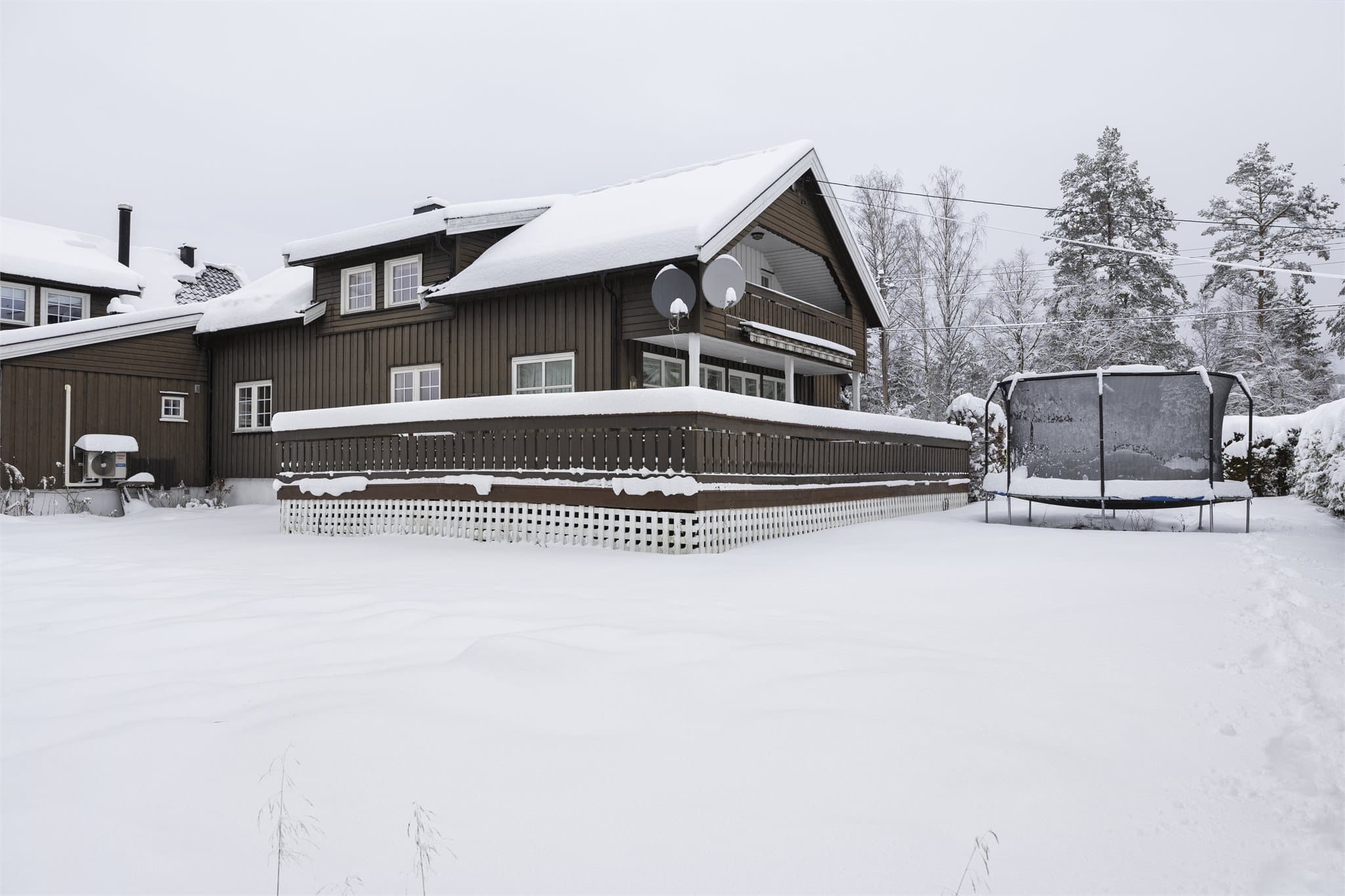 Ytterveggene består av en tømmerkonstruksjon og bindingsverk, kledd med panel.