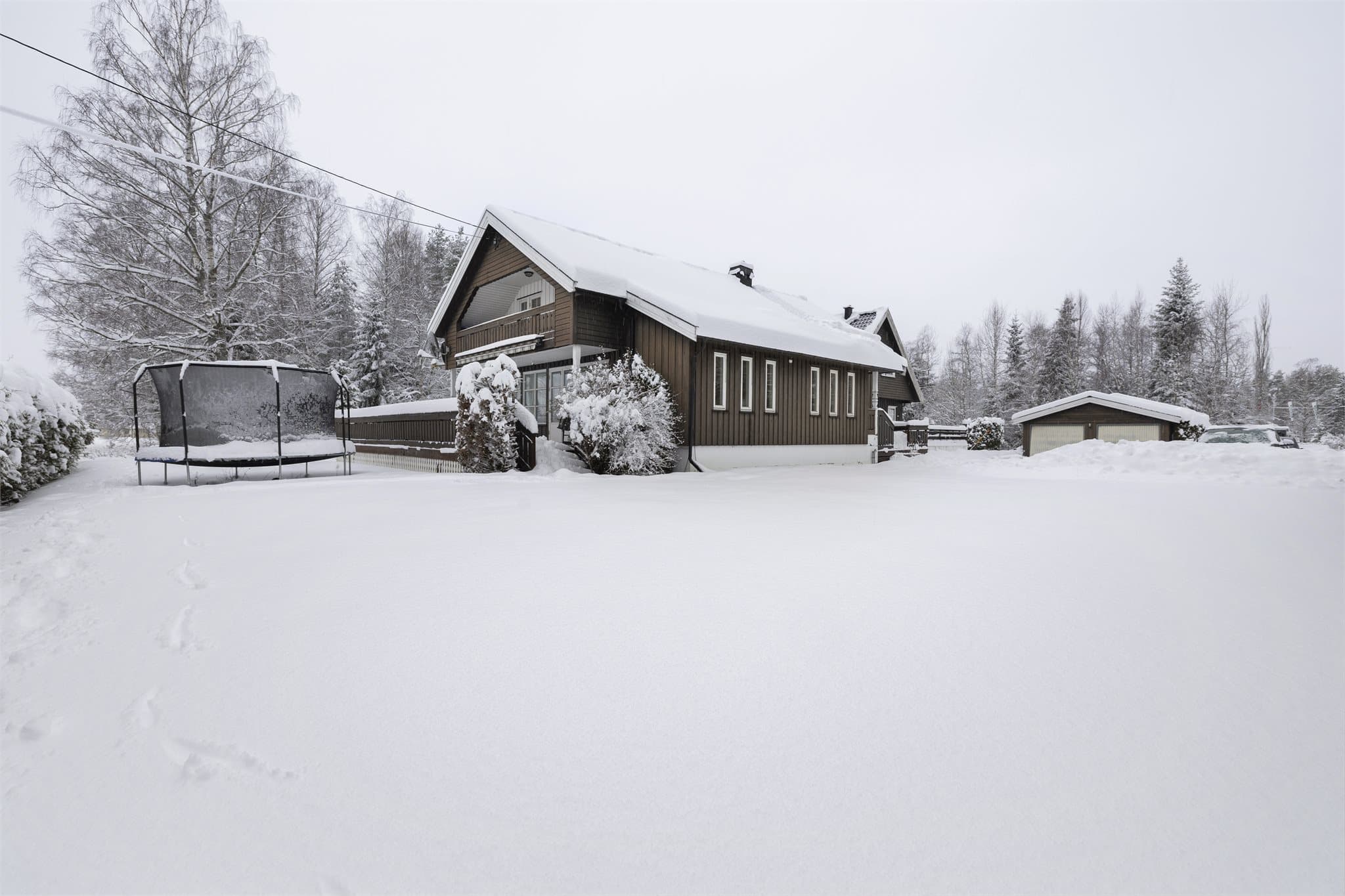 Oppvarming skjer via en effektiv bergvarmepumpe som er felles for begge enheter.