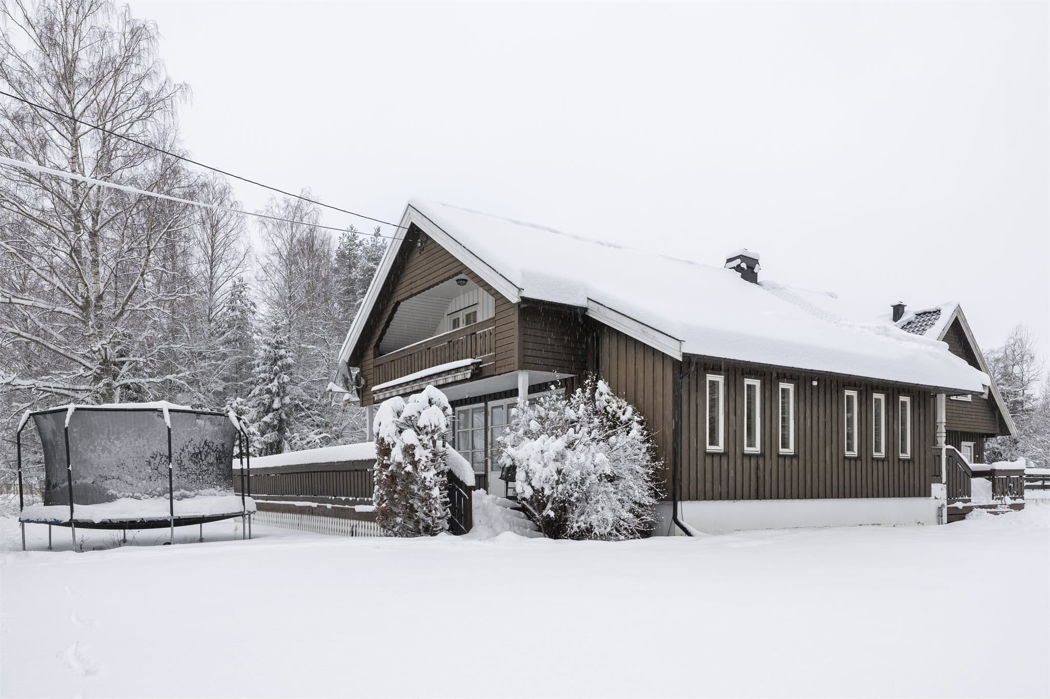 En innholdsrik og stor vertikaldelt tomannsbolig med en familievennlig beliggenhet i Fenstad.