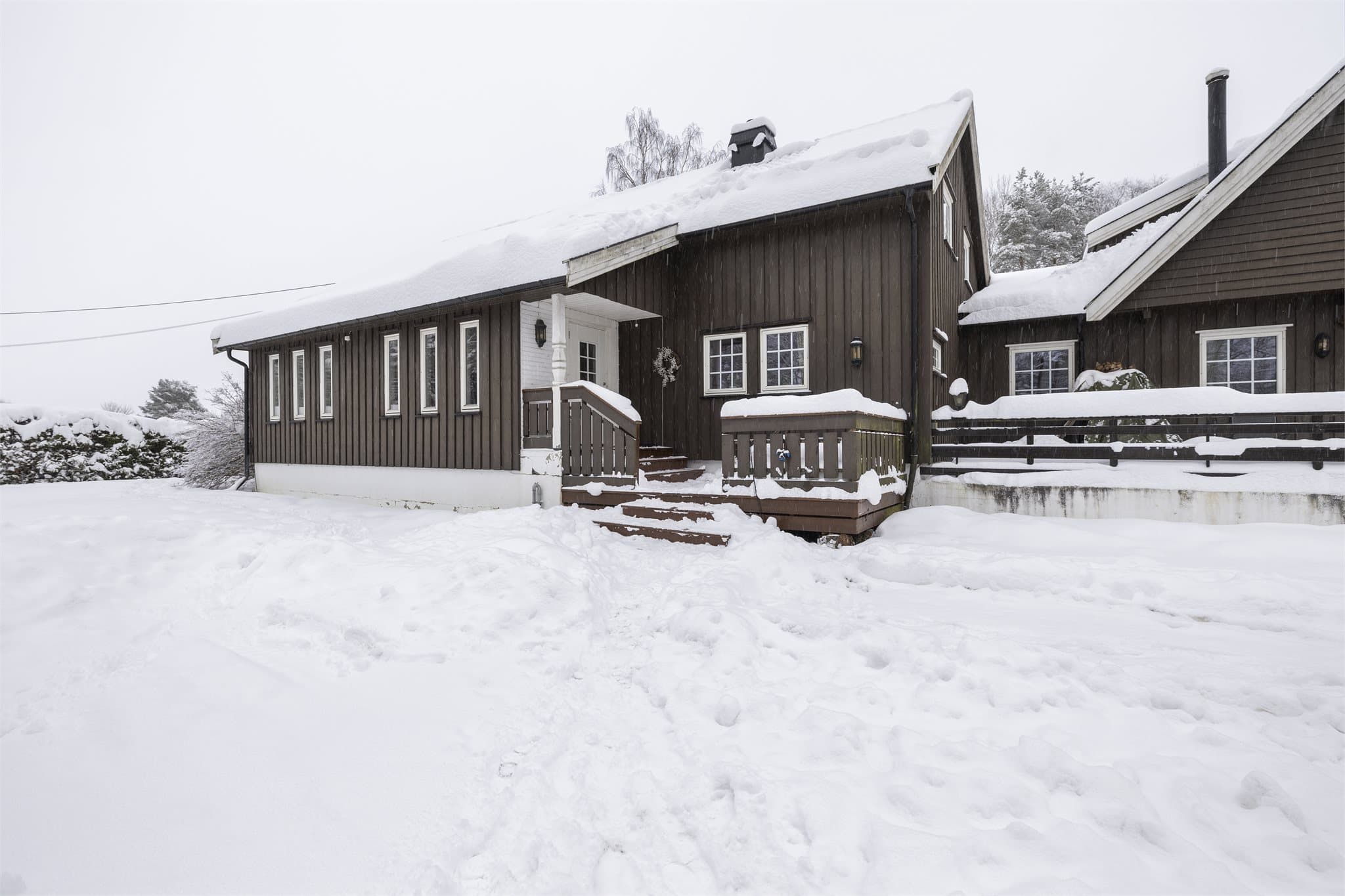 Eiendommen har en romslig, asfaltert gårdsplass og en stor, flat tomt.