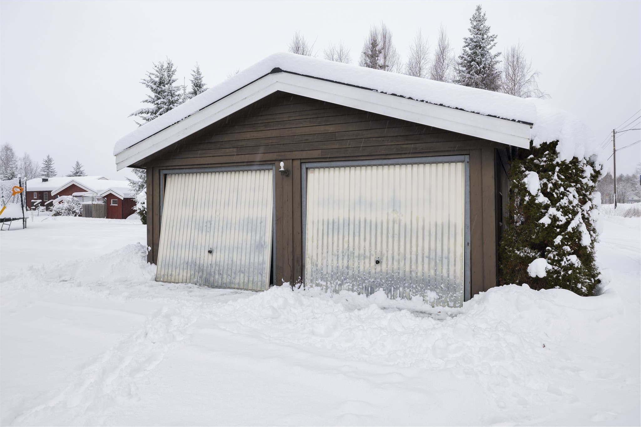 Til eiendommen hører en frittstående garasje på 34 m²