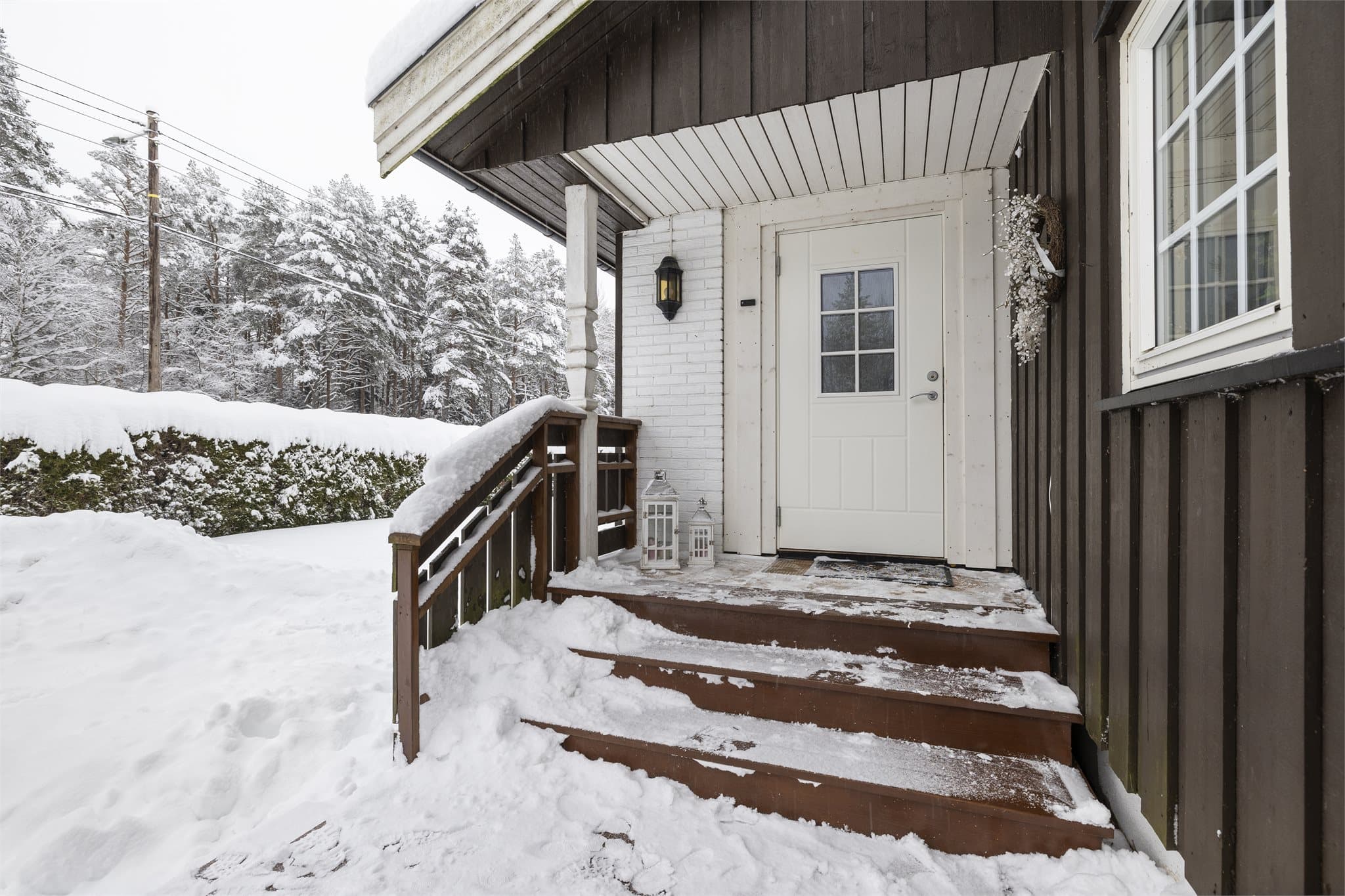 Et overbygget inngangsparti på 8 m² fører deg inn i boligen.