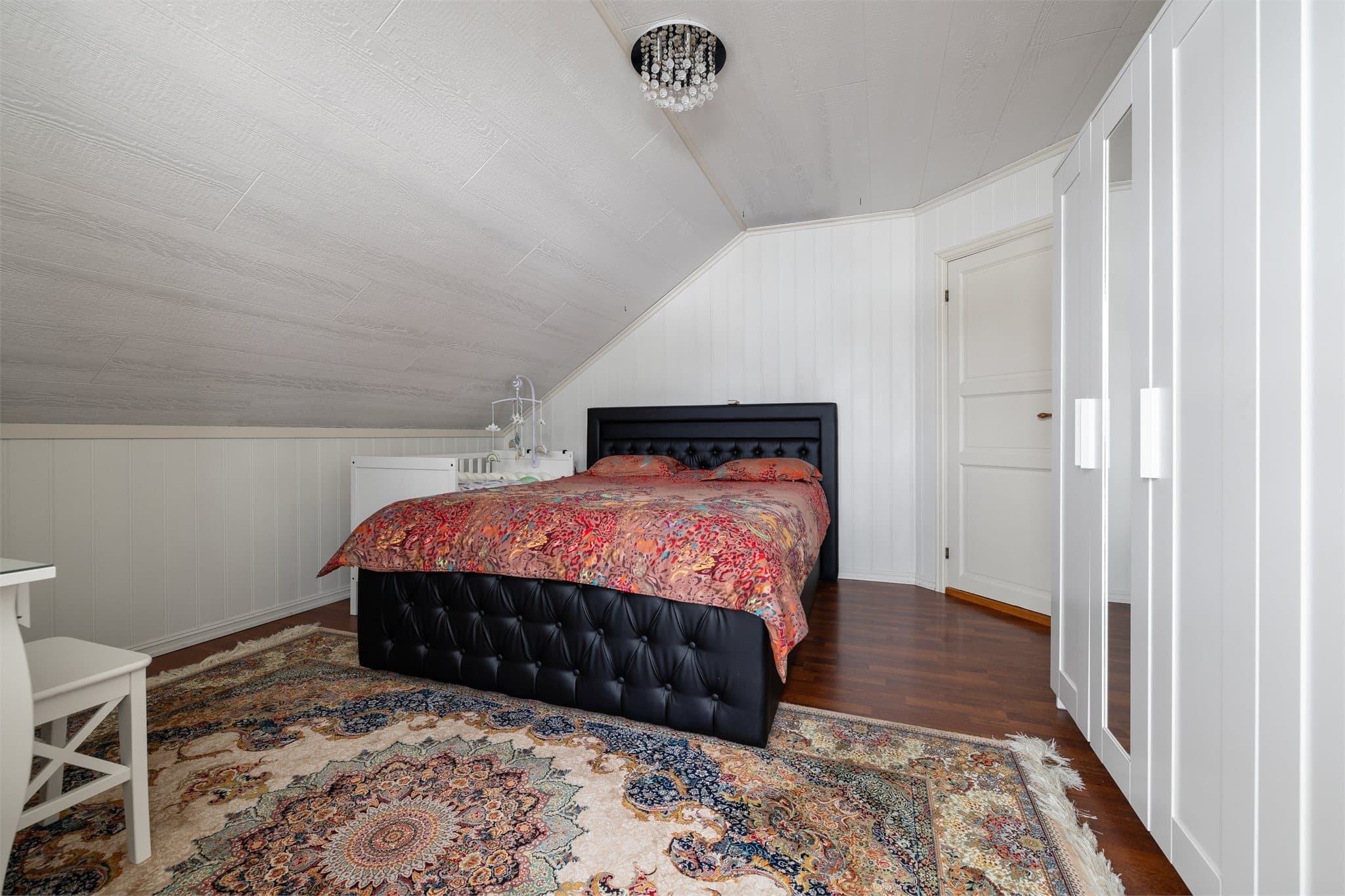 Hovedsoverommet er på ca. 16 m² og har god plass til dobbeltseng og garderobeløsning.