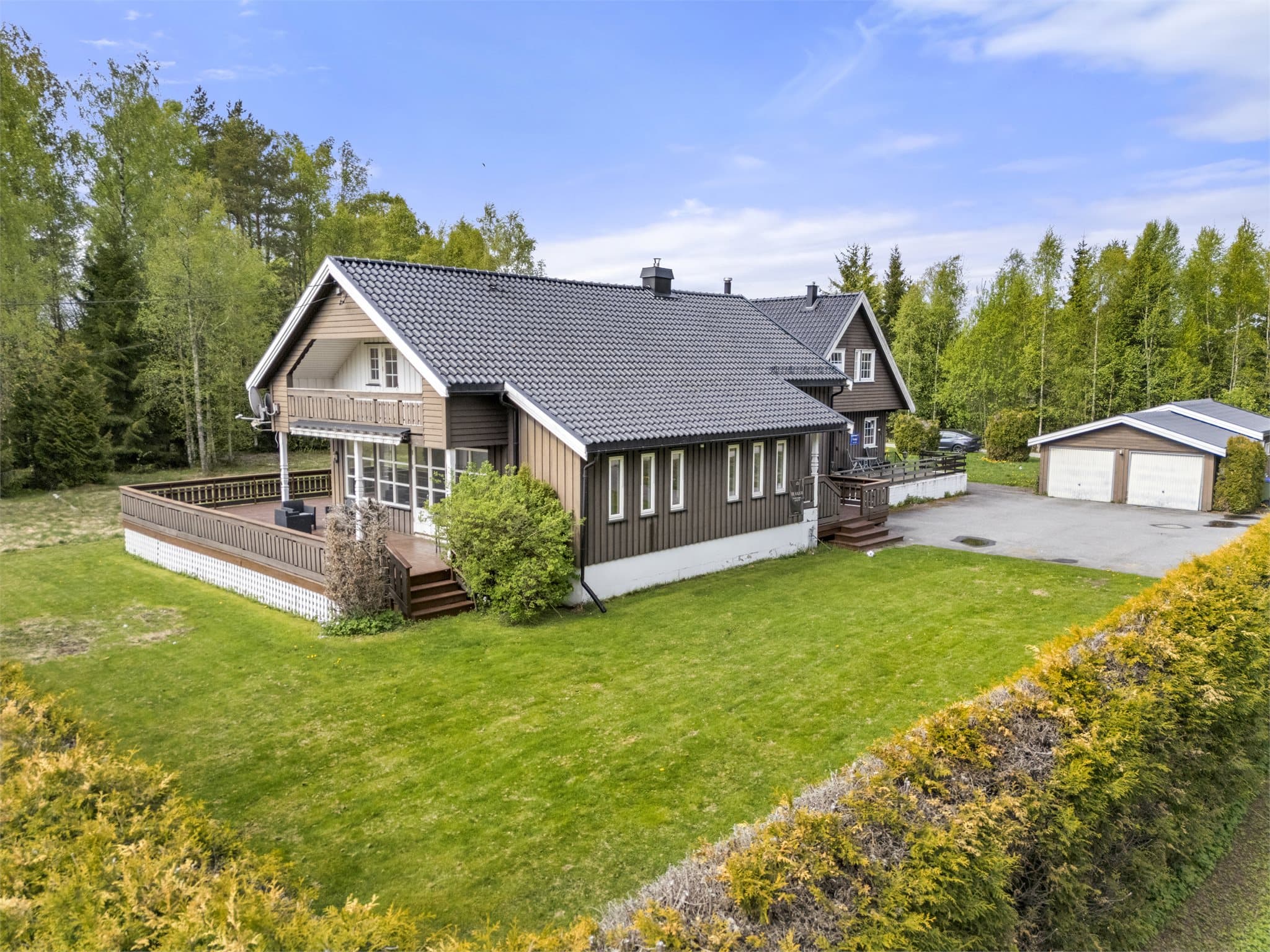 Tomten er opparbeidet med plen og gir rikelig med plass for lek og aktiviteter.