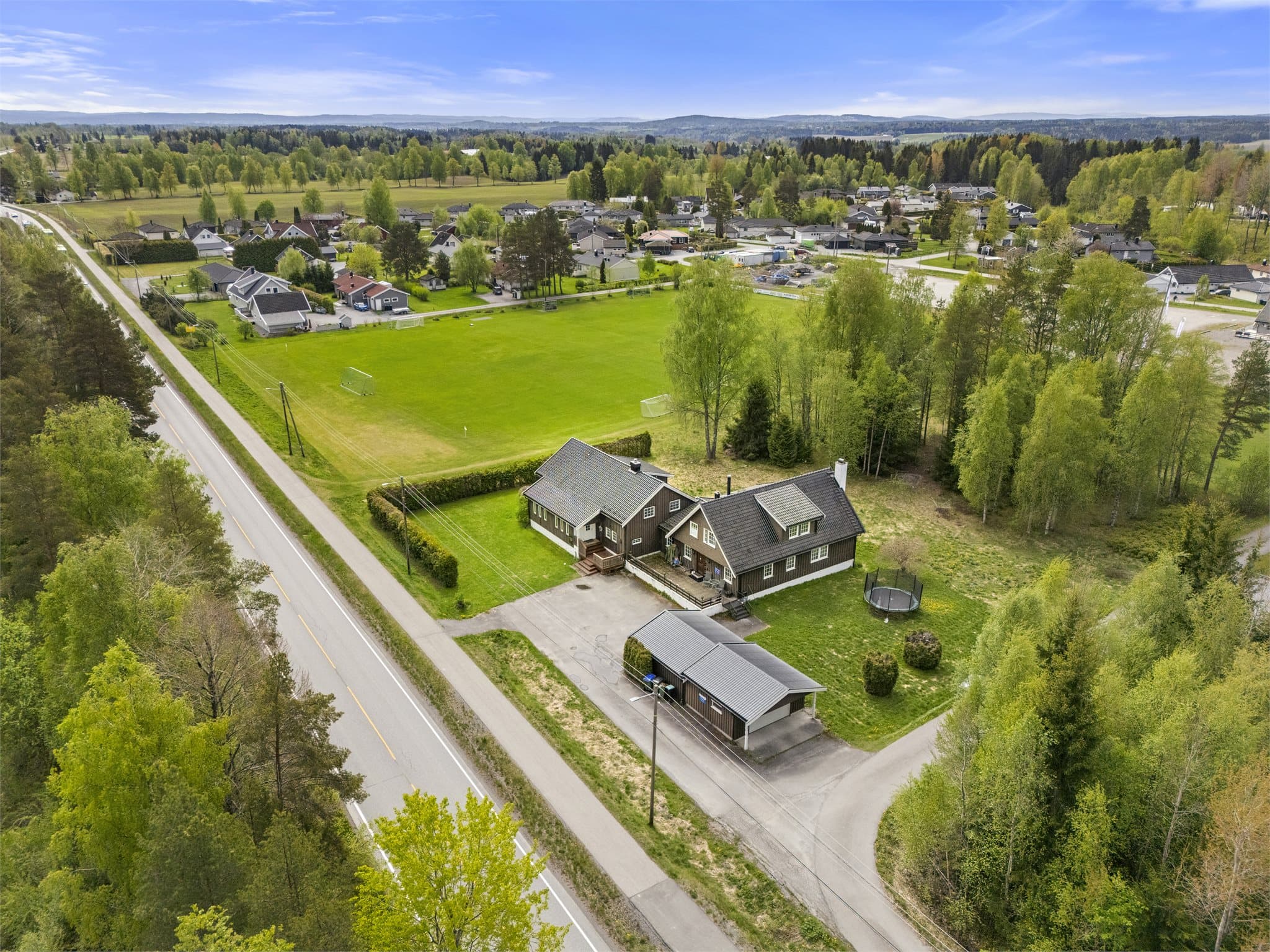 Her bor man landlig, med nærhet til flotte turmuligheter i skog og mark.