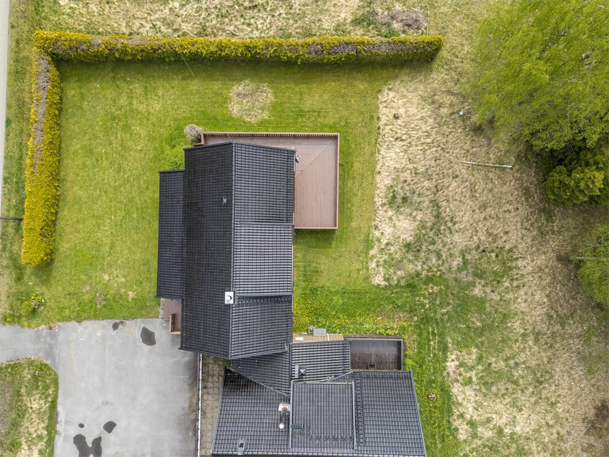 En innholdsrik og stor vertikaldelt tomannsbolig med en familievennlig beliggenhet i Fenstad.