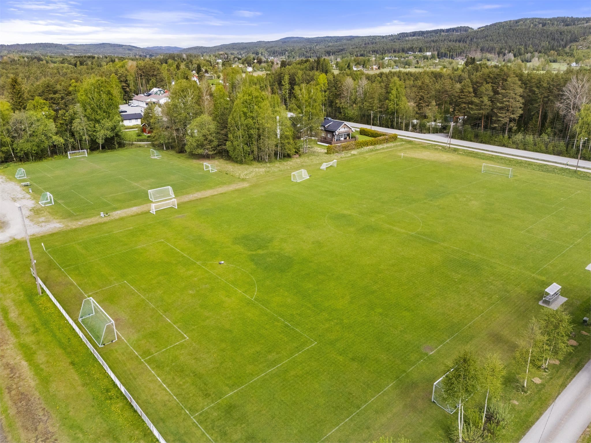 I umiddelbar nærhet ligger Fenstad stadion, perfekt for ballspill og fotball.