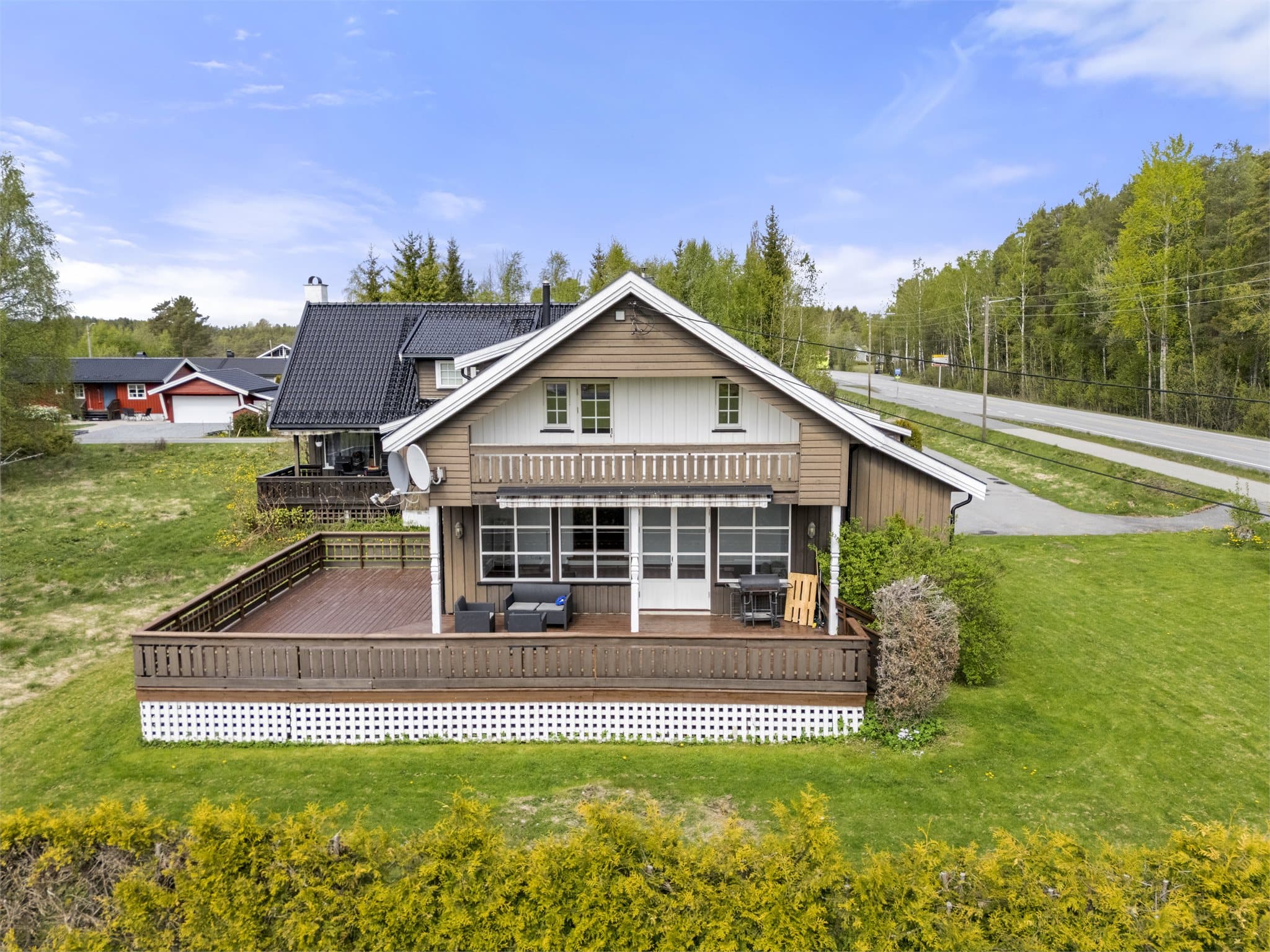 Den store terrassen i trekonstruksjon er en flott forlengelse av stuen.