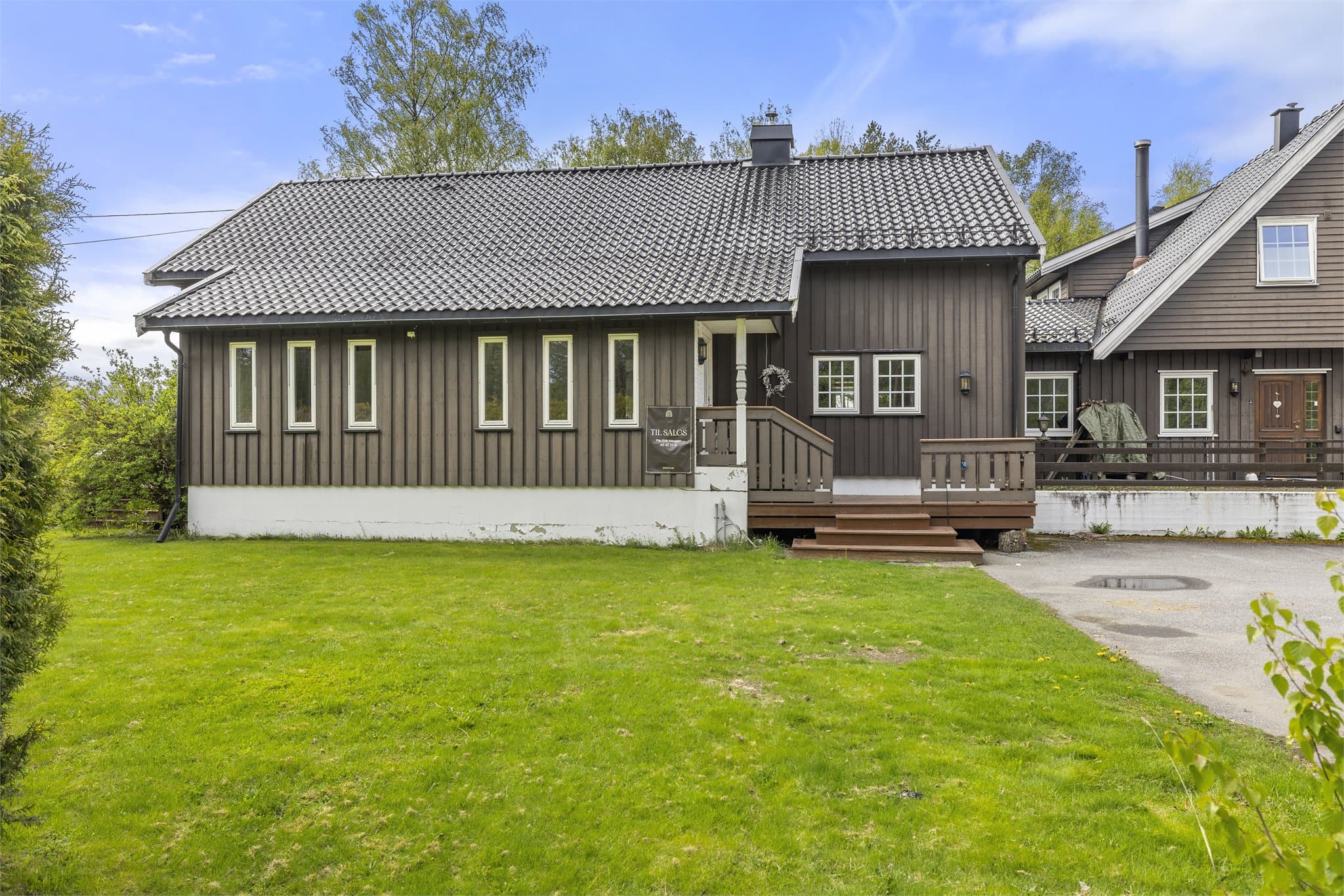 Oppvarming skjer via en effektiv bergvarmepumpe som er felles for begge enheter.