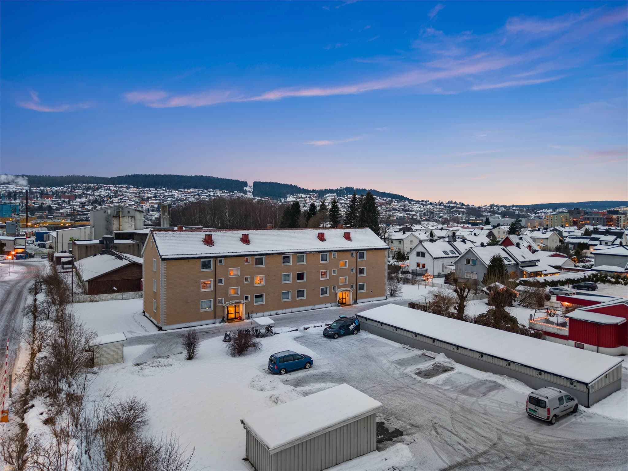 En lys og smart ett-roms med en god planløsning. Populær og attraktiv beliggenhet rett utenfor Lillestrøm sentrum.