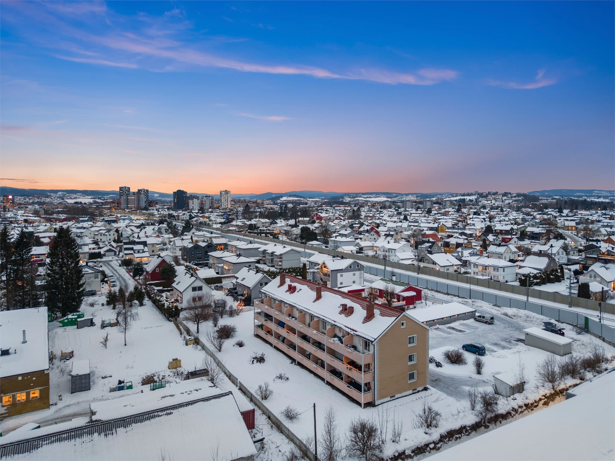 Borettslaget har store fellesområder hvor man kan nyte solen hele dagen.