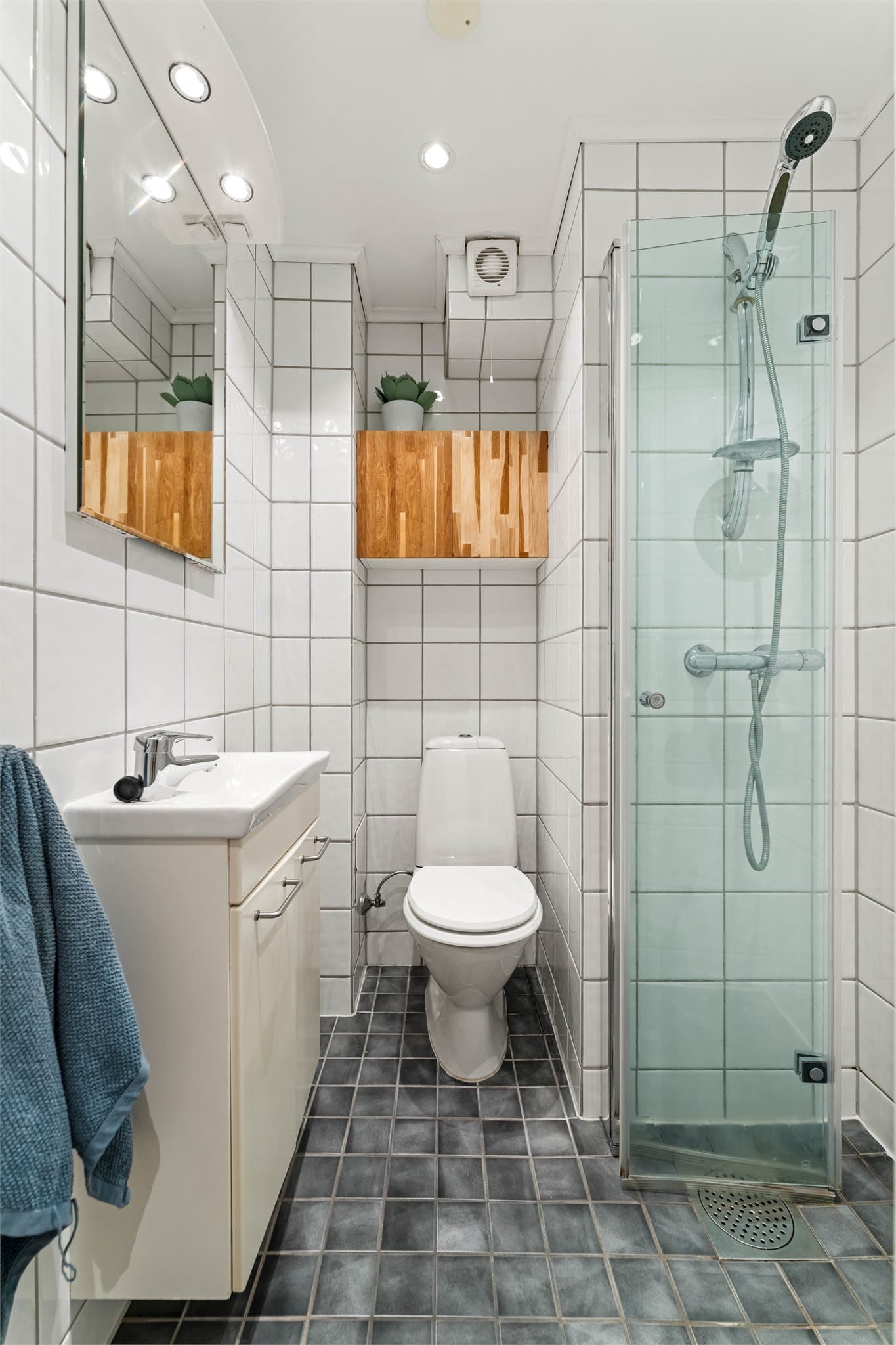 Bådet inneholder: servant, benkeskap med glatte fronter, dusj med innfellbare dører og gulvstående klosett