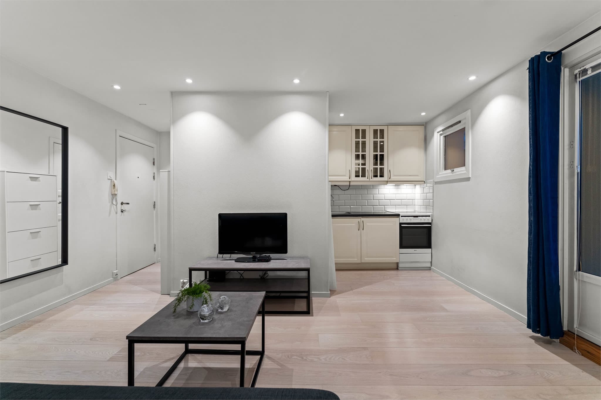 Praktisk og lyst kjøkken i en åpen og sosial løsning med stuen.